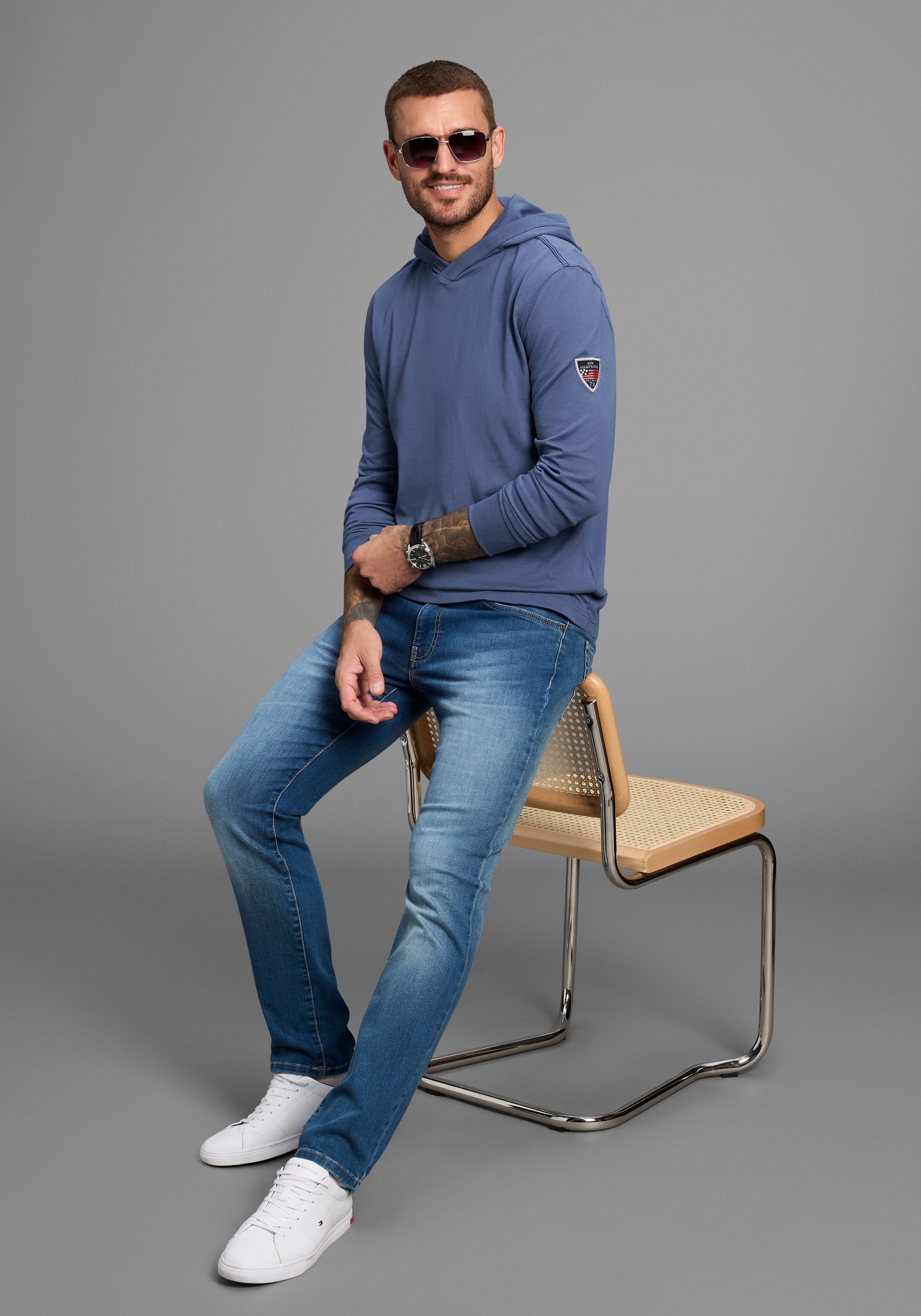 DELMAO Kapuzenshirt Neue Kollektion mit Badge am Ärmel günstig online kaufen