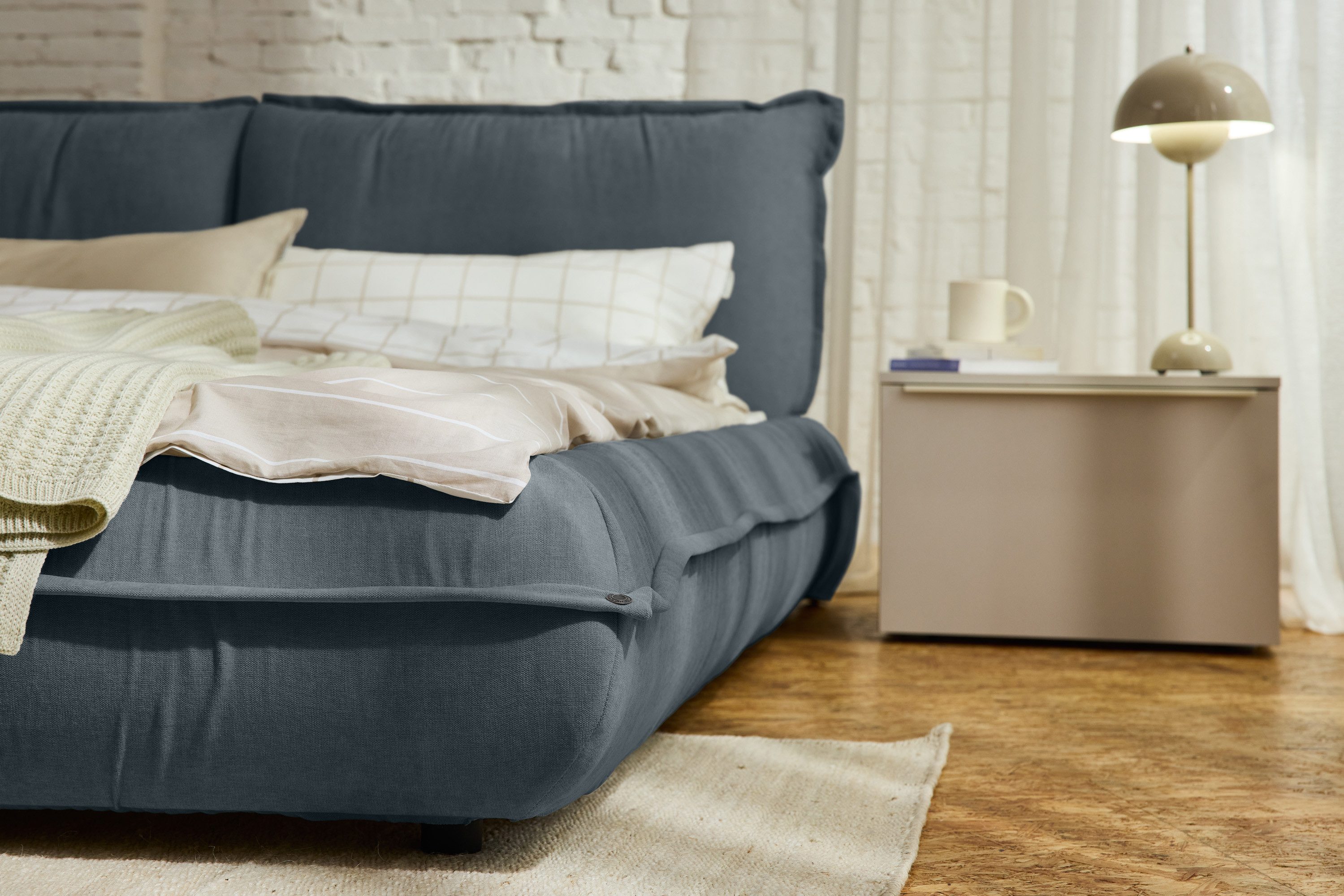 TOM TAILOR HOME Polsterbett PILLOW BED – lässiges Bett mit Kopfteil und Bettrahmen in Kissenform, besonders niedrige Optik – Bettrahmen mit abnehmbarem Bezug