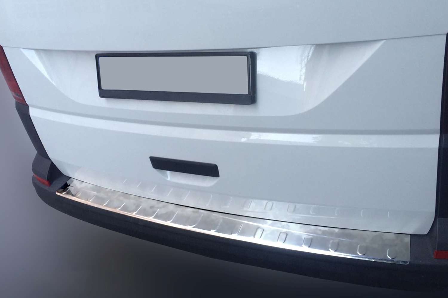 RECAMBO Ladekantenschutz für VW T6, TRANSPORTER, CARAVELLE, MULTIVAN Stoßstangenschutz, V2A rostfrei, Exklusive Optik, praktischer Schutz & perfekte Passform