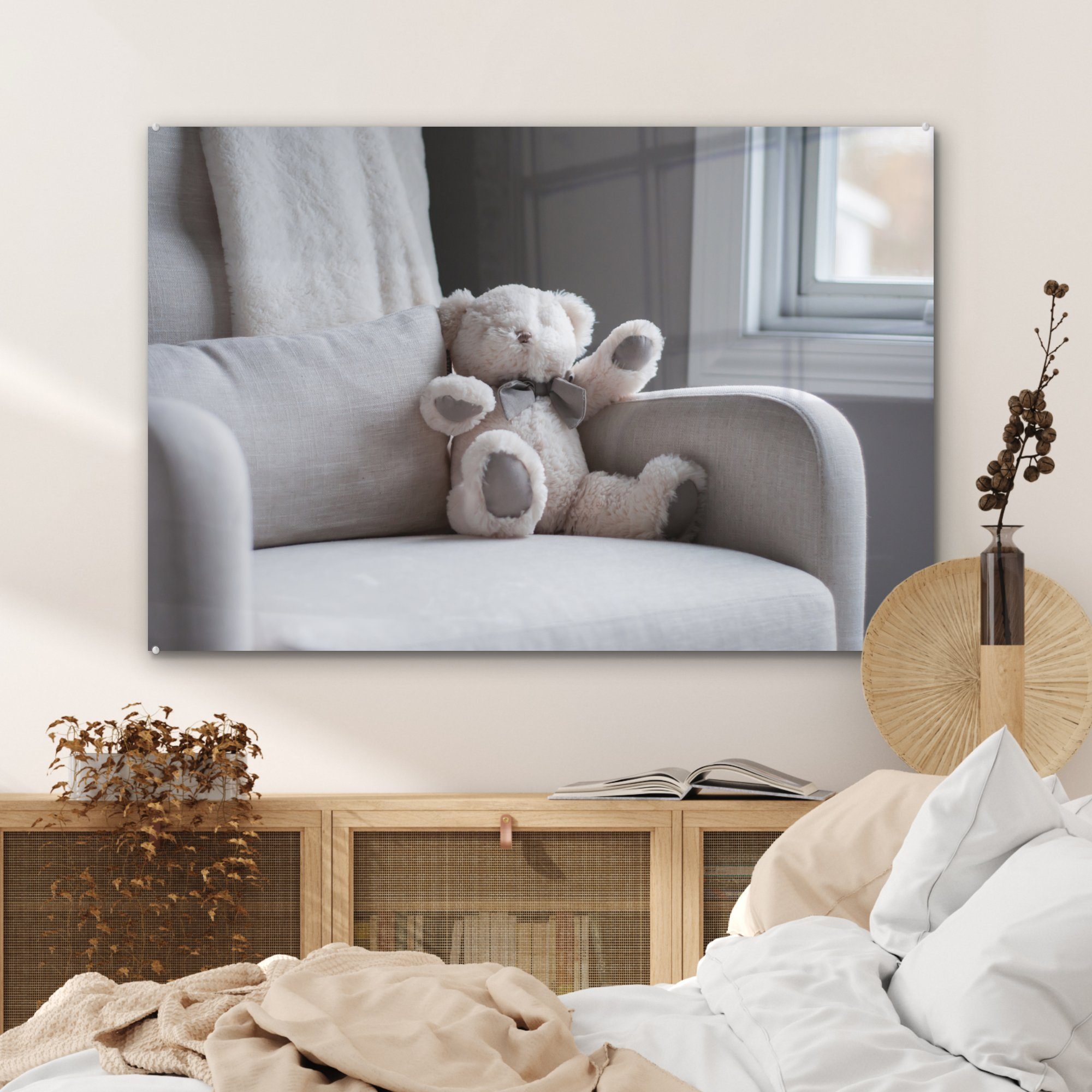 Teddybär Acrylglasbild Acrylglasbilder Wohnzimmer auf & St), einem MuchoWow Stuhl, Schlafzimmer (1