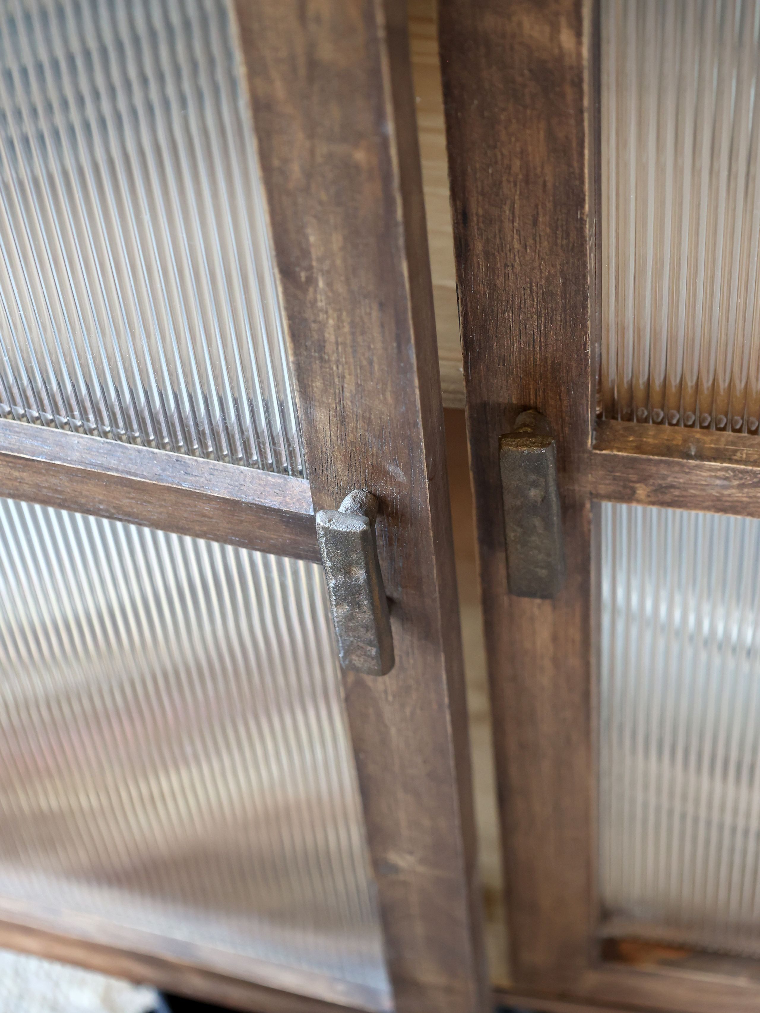 Chic Antique Vitrine Vintage Sideboard Antoine Holz Metall gerippte Front