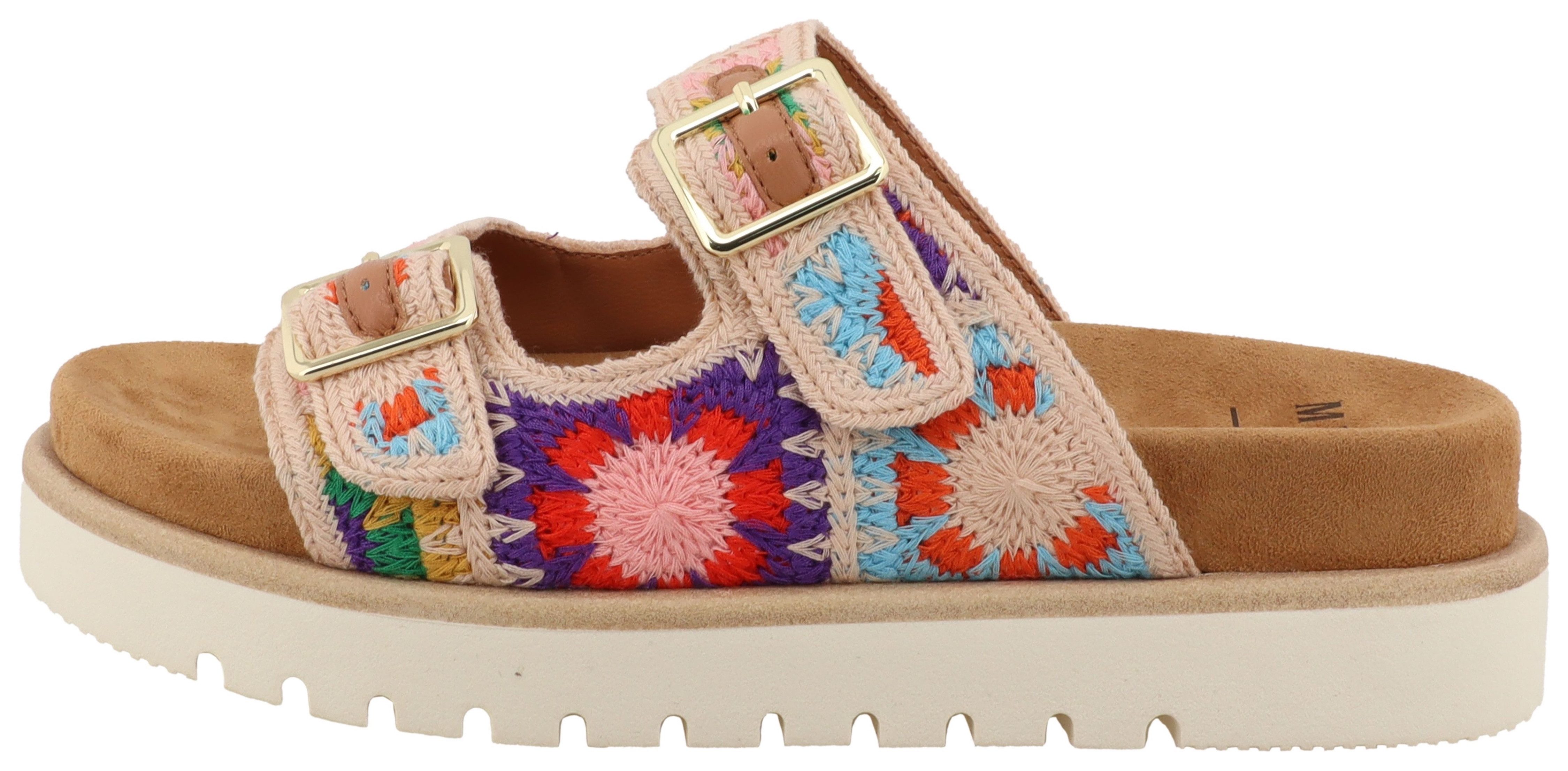 Mustang Shoes Malina Pantolette Sommerschuh, Schlupfschuh mit aufwendiger, bunter Stickerei