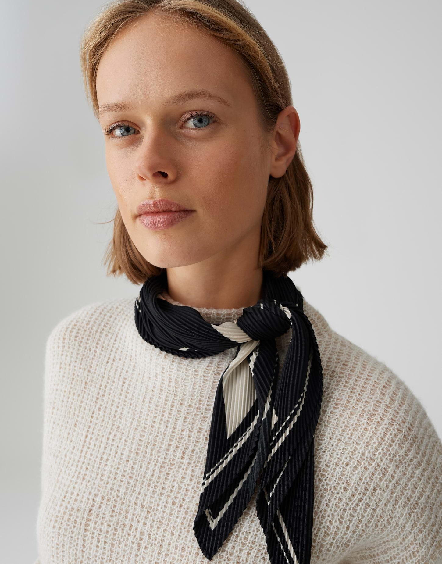 OPUS PANTS Halstuch APLEMI aus fließendem Satin, Fließender Fall mit grafischem Muster