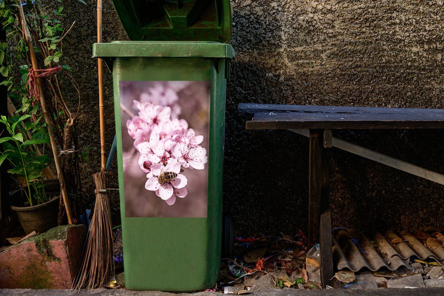Mülltonne, St), Nahaufnahme Container, Sticker, einer MuchoWow einer Mülleimer-aufkleber, Wandsticker Kirschblüte Abfalbehälter auf (1 Biene