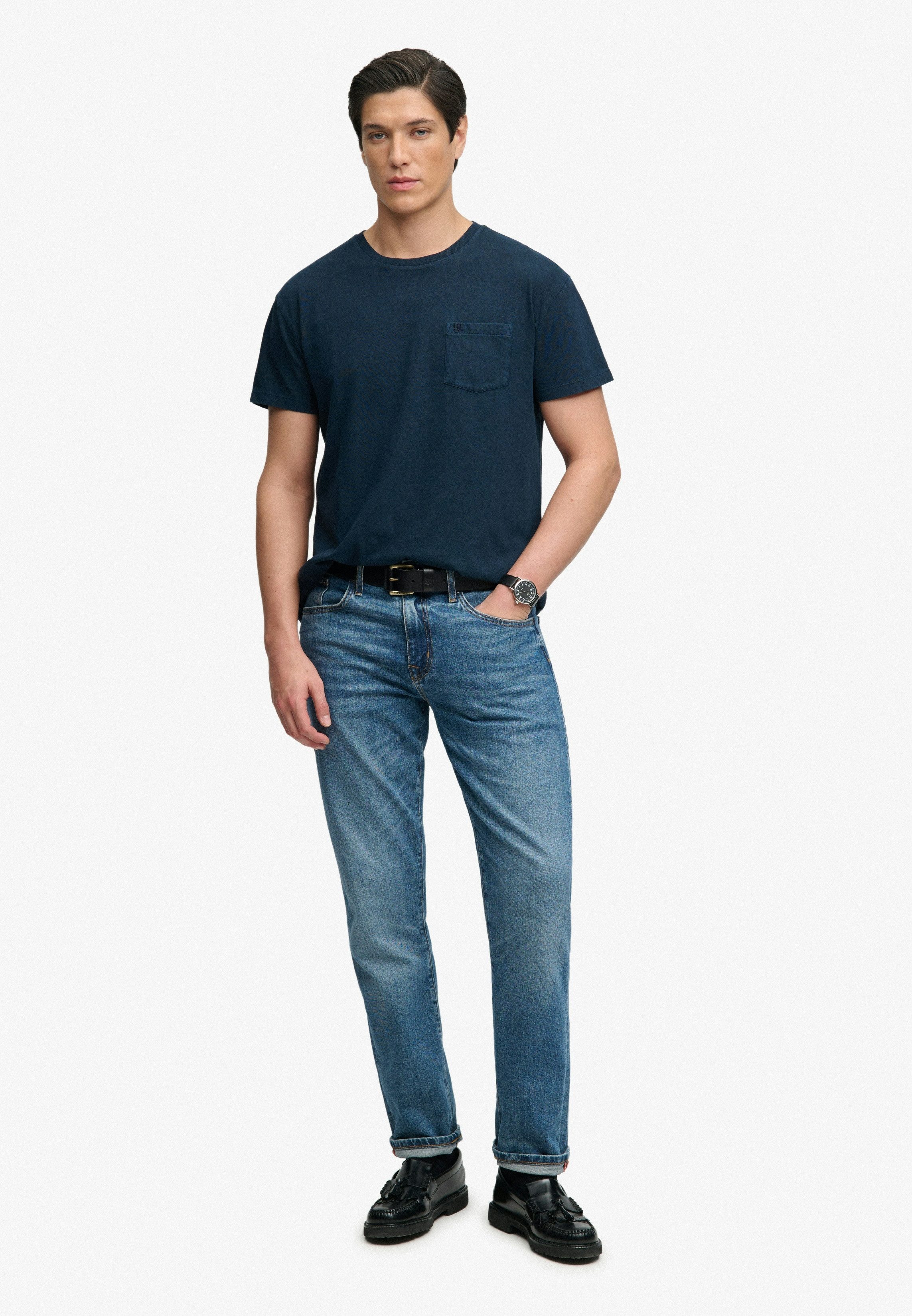 Superdry Rundhalsshirt COTTON CLASSIC LINEN PKT TEE Baumwollmischung, relaxed fit aus luftig leichtem Baumwoll-Leinen-Mix – Bild 5 von 5