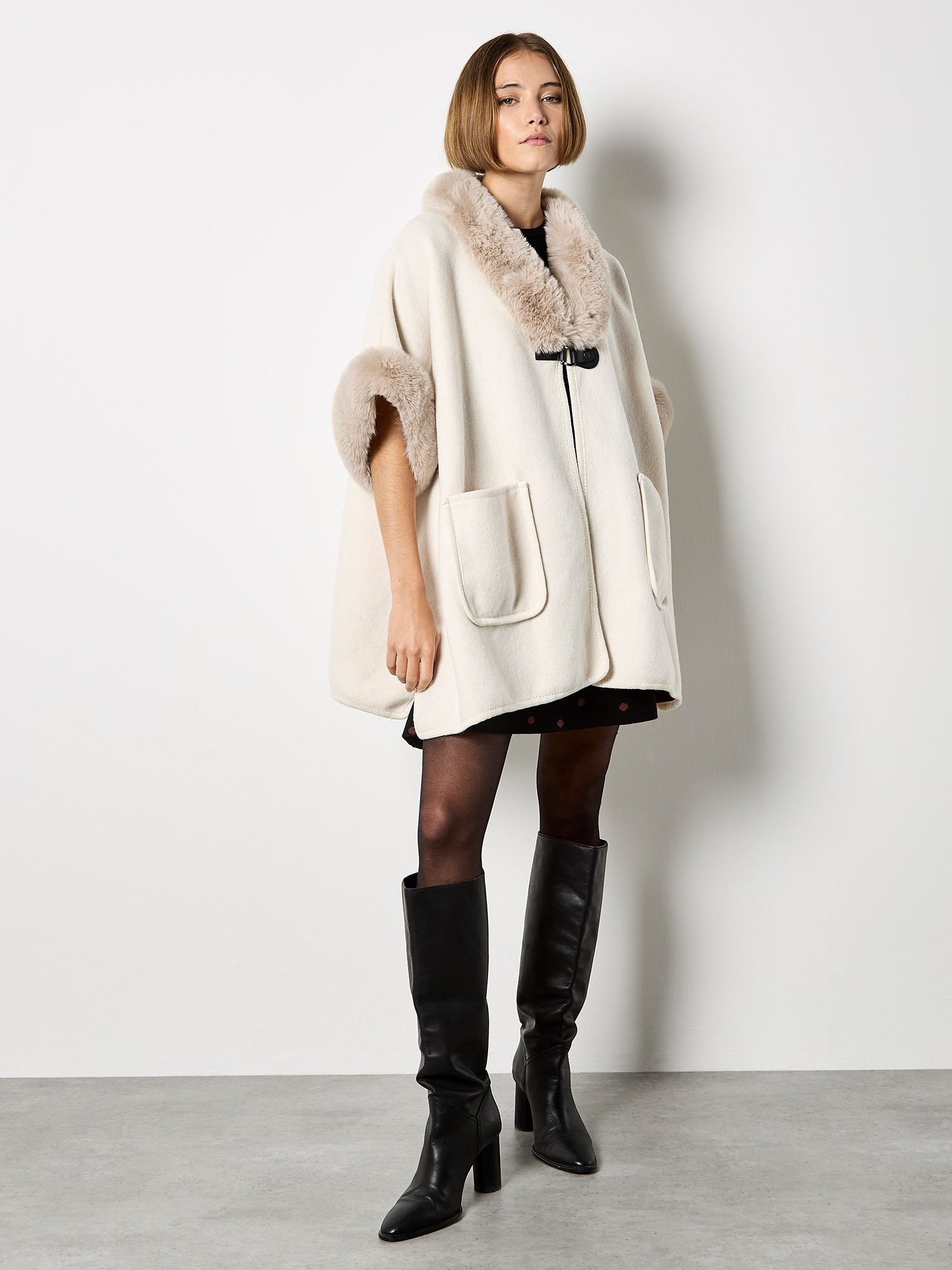 Apricot Poncho Cape . mit Kunstfellbesatz