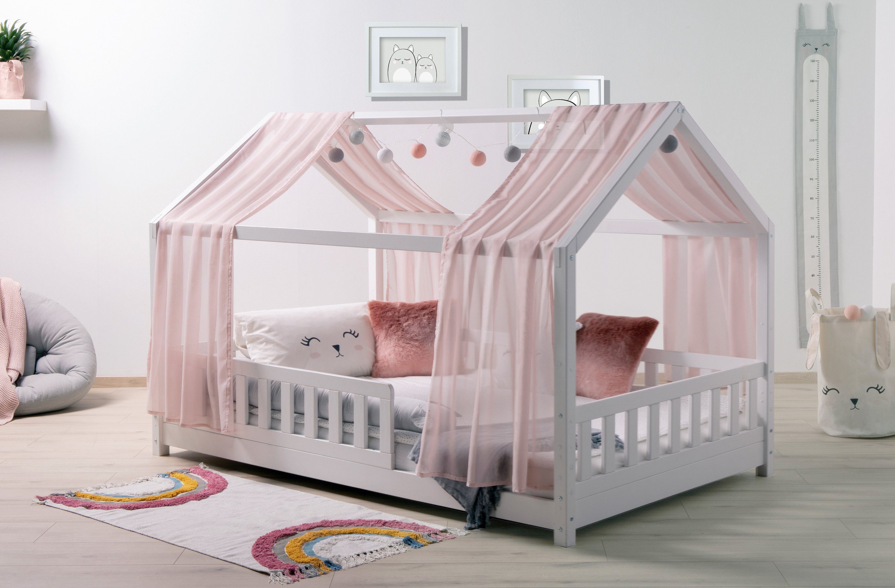 Ticaa Hausbett Kim mit Rausfallschutz aus Kiefer, Kinderbett 90x200, inkl. Tüll-Set, mit Rollrost, mit Matratze