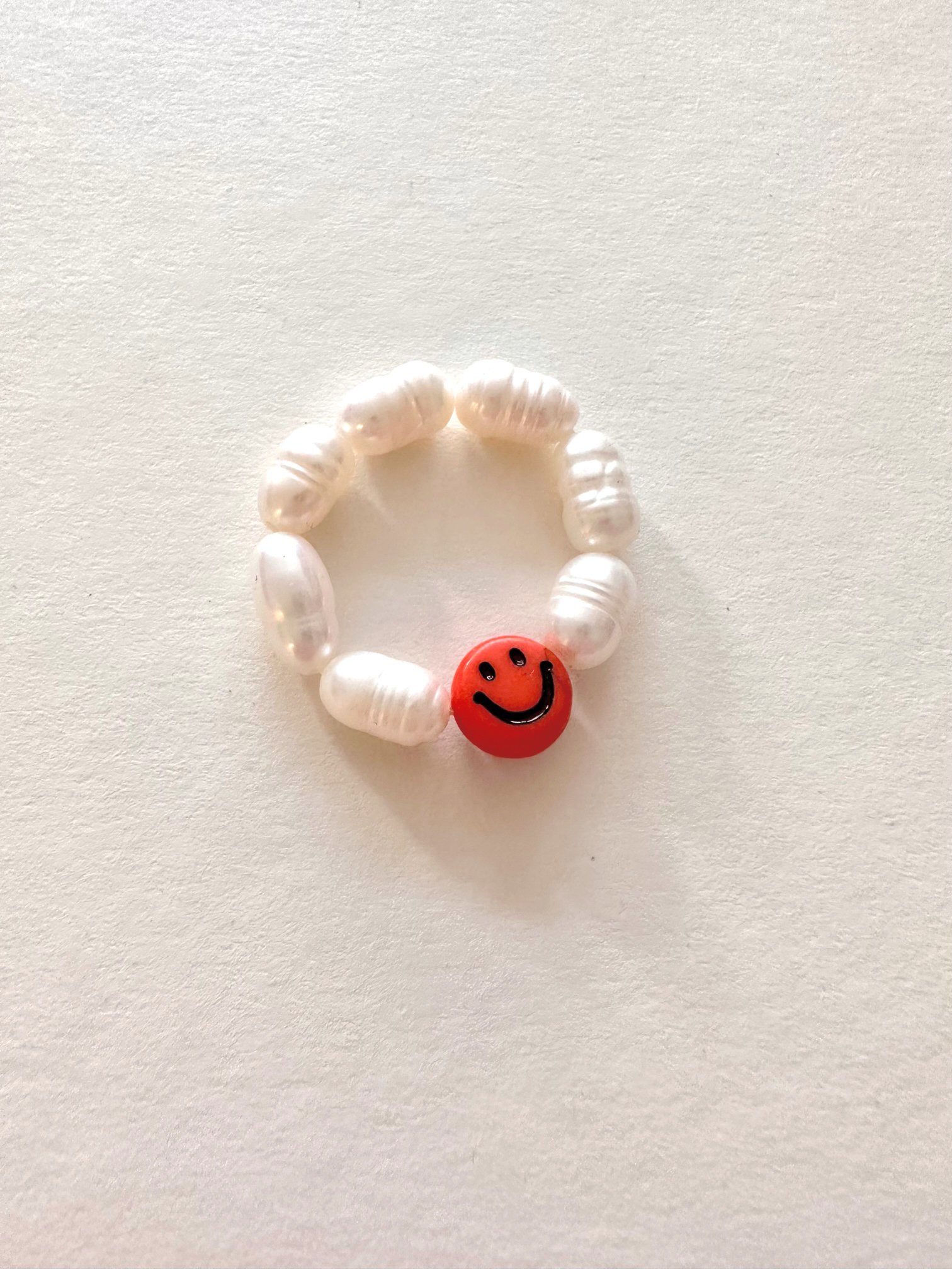 suebidou Fingerring Damen Ring Smiley Perlen Ring aus Süßwasserperlen verschied.Farben, Süßwasserperlen und Smiley Stein