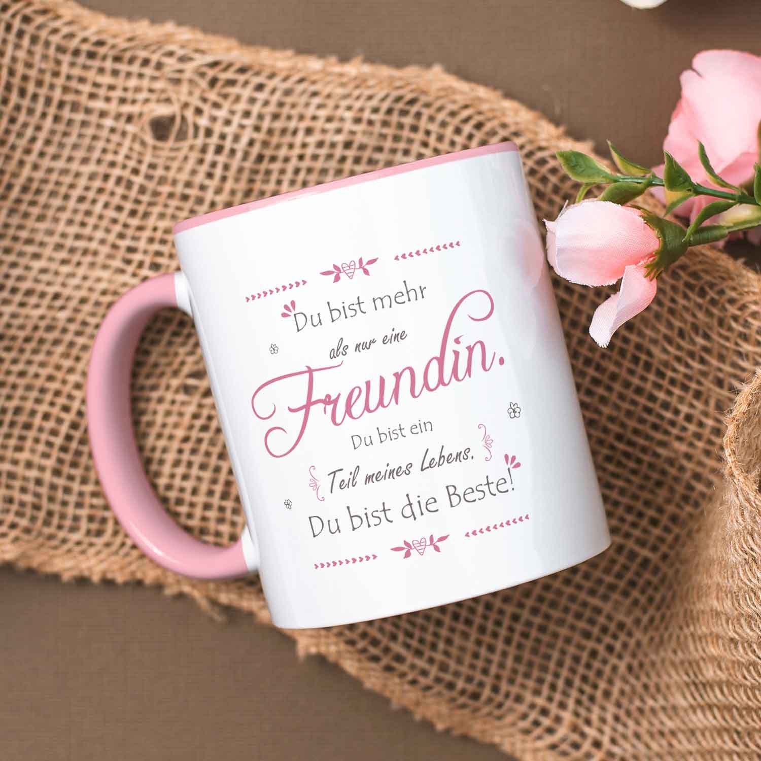 GRAVURZEILE Tasse mit Spruch - Du bist mehr als nur eine Freundin - Herzliches Geschenk, aus Keramik - Spülmaschinenfest, Farbe: Rosa