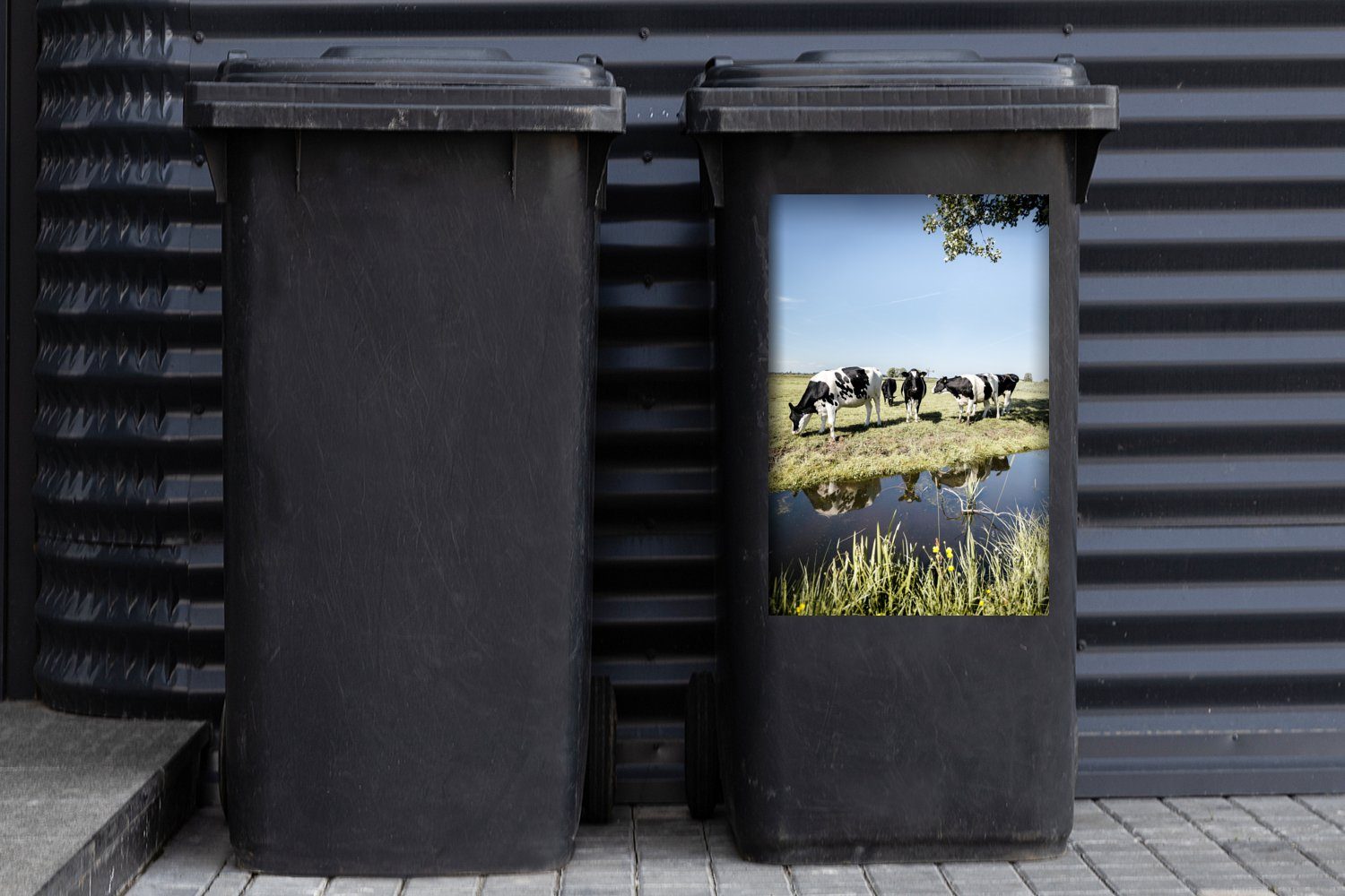 MuchoWow Wandsticker Kühe - Mülltonne, Wasser (1 St), Sticker, Spiegelung Mülleimer-aufkleber, Abfalbehälter - Container