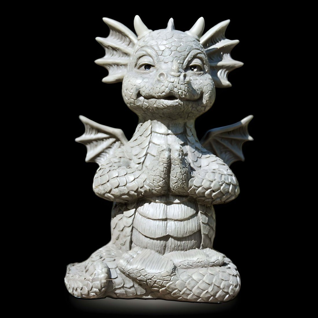 MystiCalls Gartenfigur Gartendrache - Modell Yogi klein - Dekofigur, (Einzelartikel, 1 St), Für Drinnen und Draußen, wetterfest, nicht frostfest