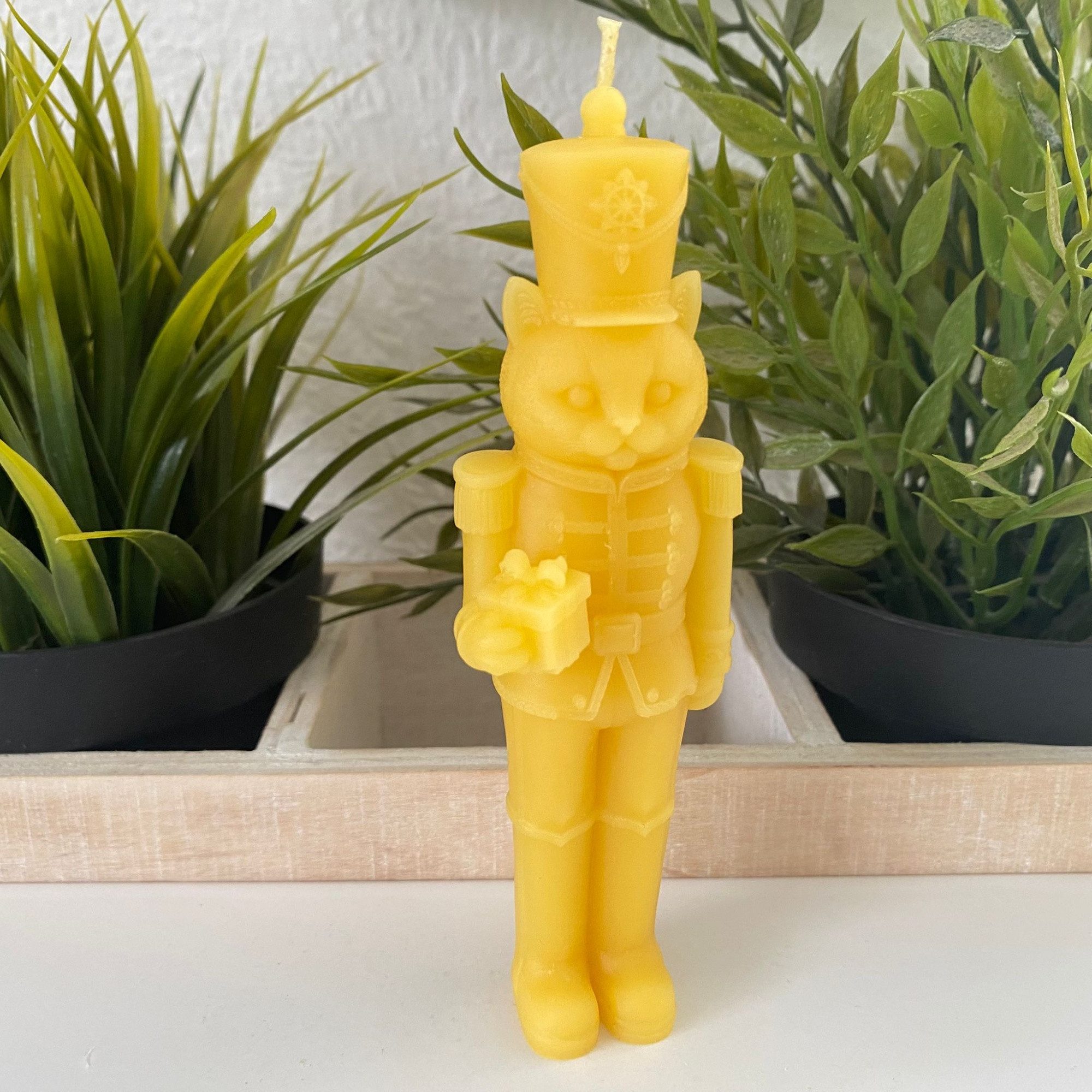 Aspinaworld Bienenwachskerze Nussknacker Kerze Katze 12,5 cm natur – mit Geschenkpäckchen (1-tlg)