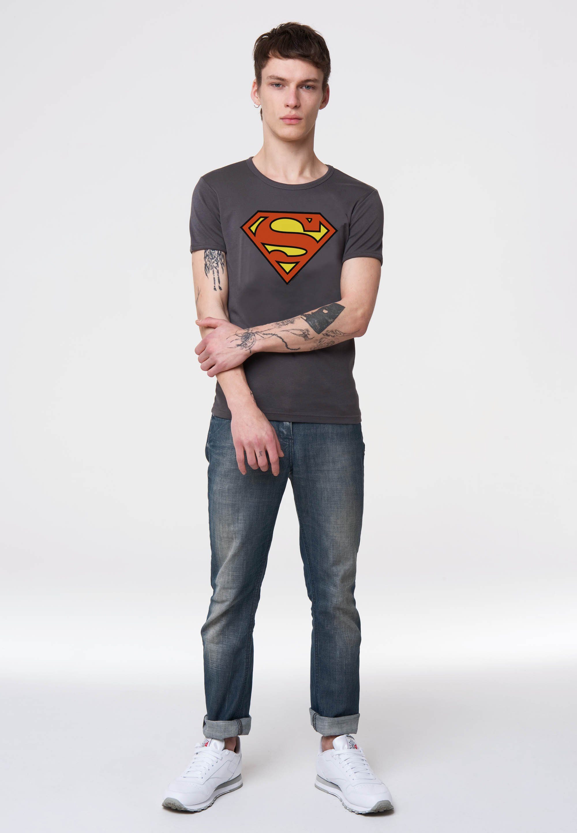 LOGOSHIRT T-Shirt Superman Logo trendigem grau mit Superhelden-Print