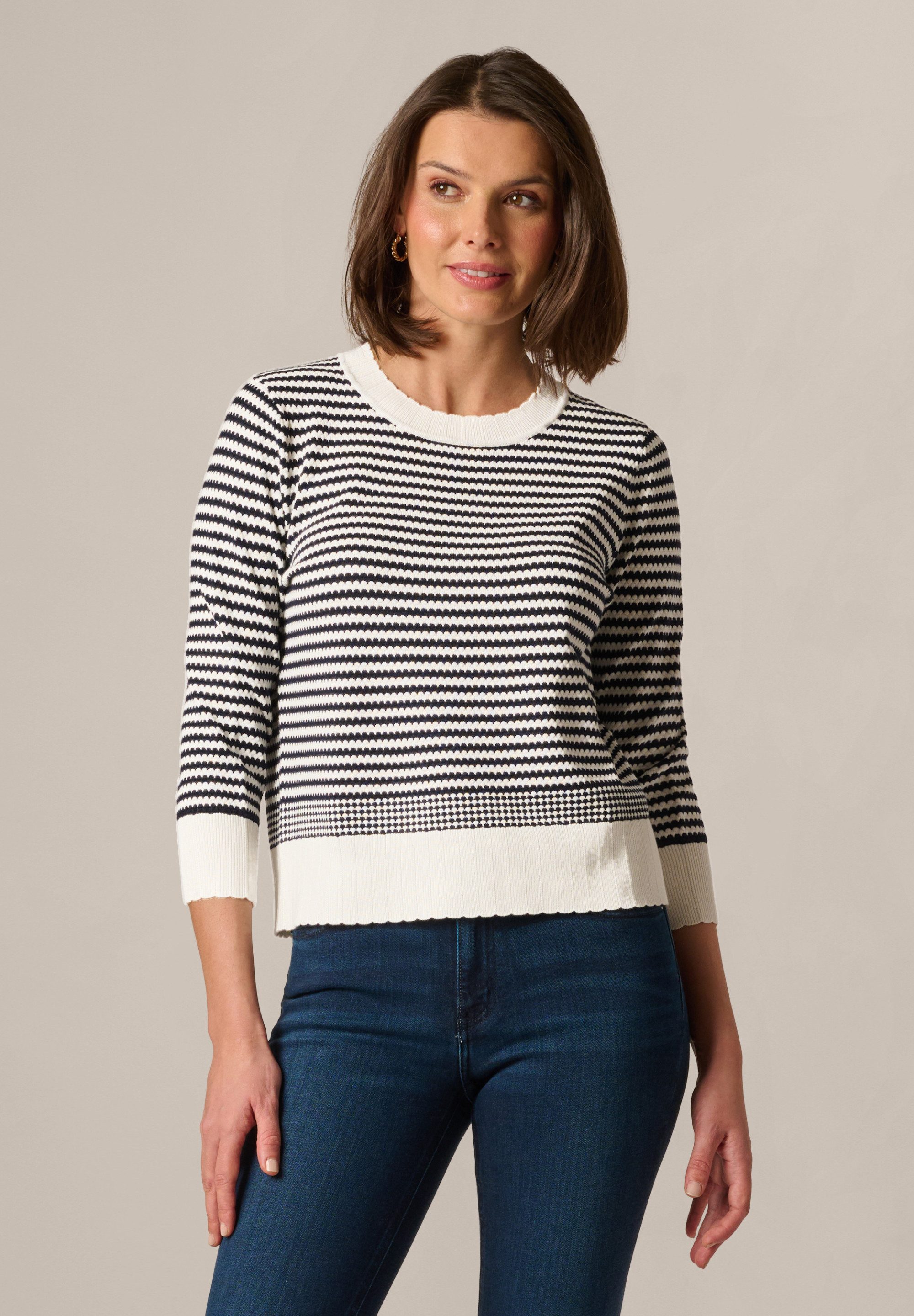 Adrianna Papell Strickpullover Crew Neck Scalloped Sweater Ein alltäglicher, gemütlicher Strickpullover