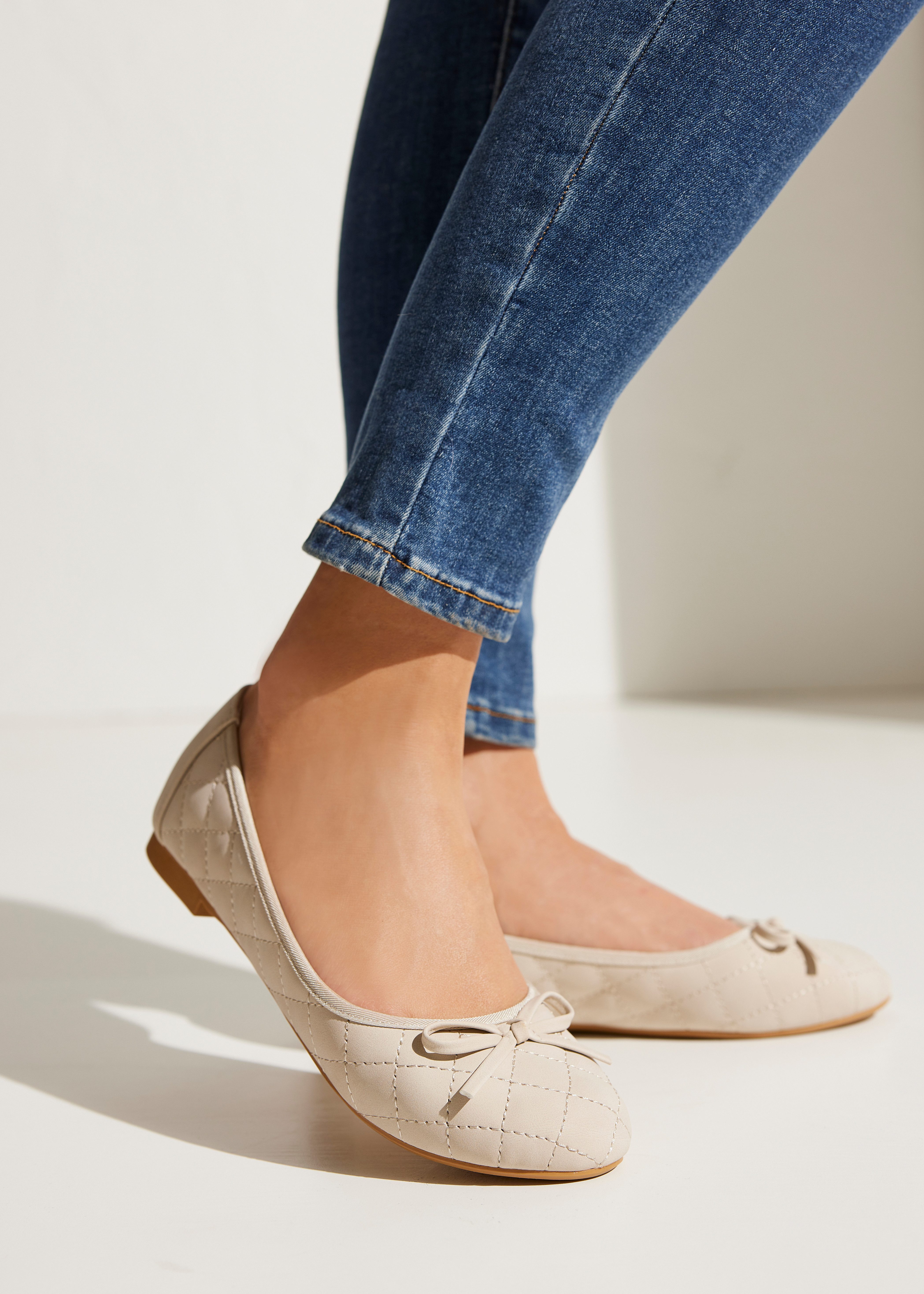 LASCANA Slipper, Schlüpfschuh Ballerina mit Schleifenapplikation VEGAN günstig online kaufen