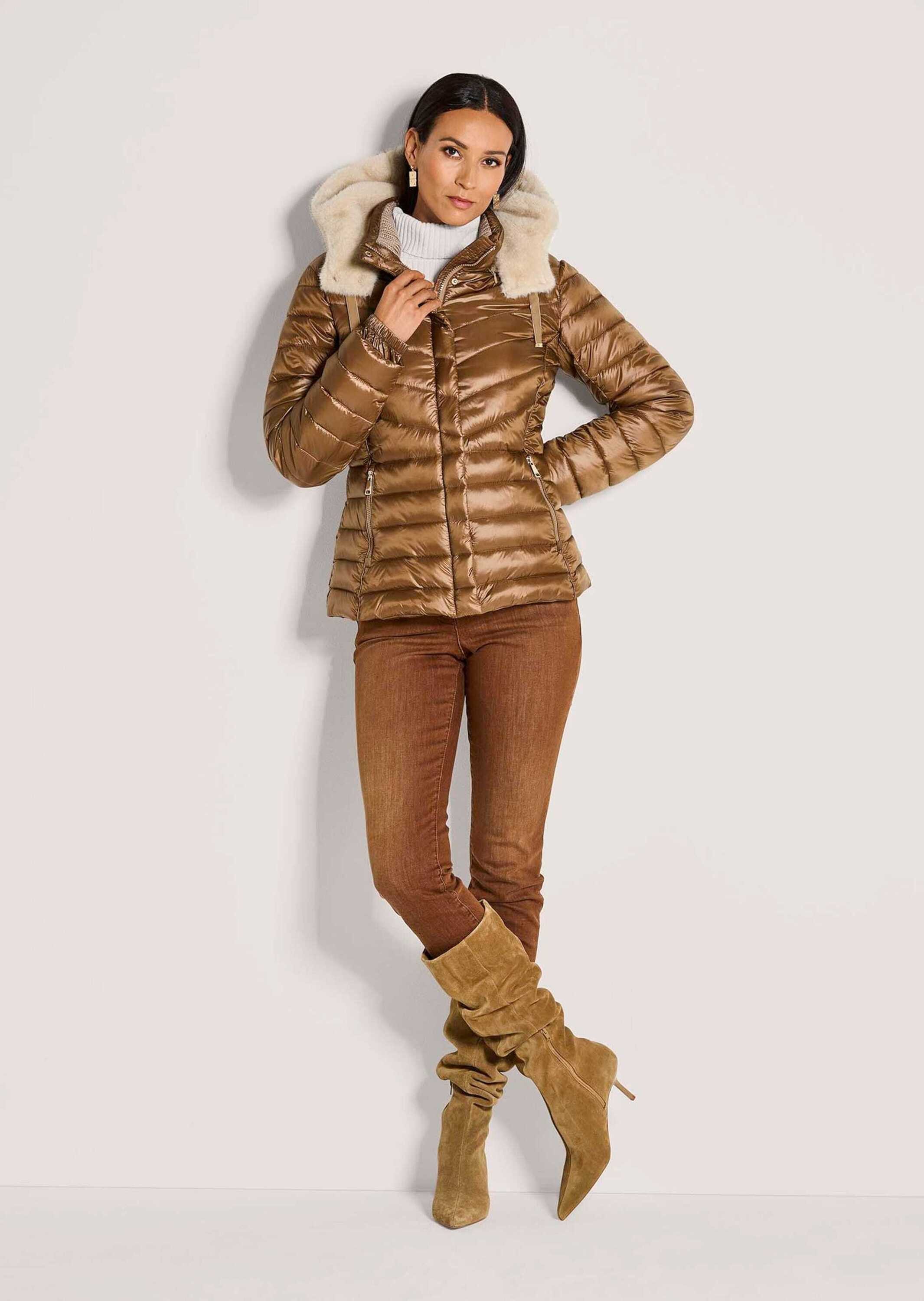 MADELEINE Outdoorjacke Elegante Jacke für kalte Tage Schimmerndes Finish mit Stehkragen und langen Ärmeln