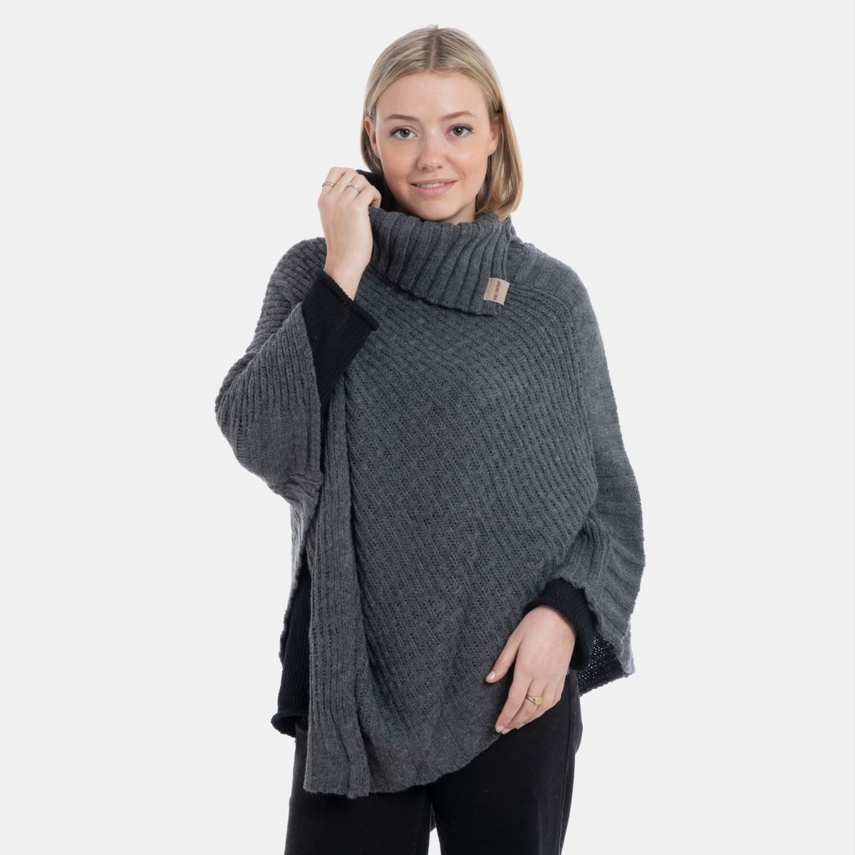 Knit Factory Strickponcho Nicky Ponchos One Size Glatt Anthrazit (1-tlg) modern Strickware Strickartikel Poncho – Bild 4 von 5