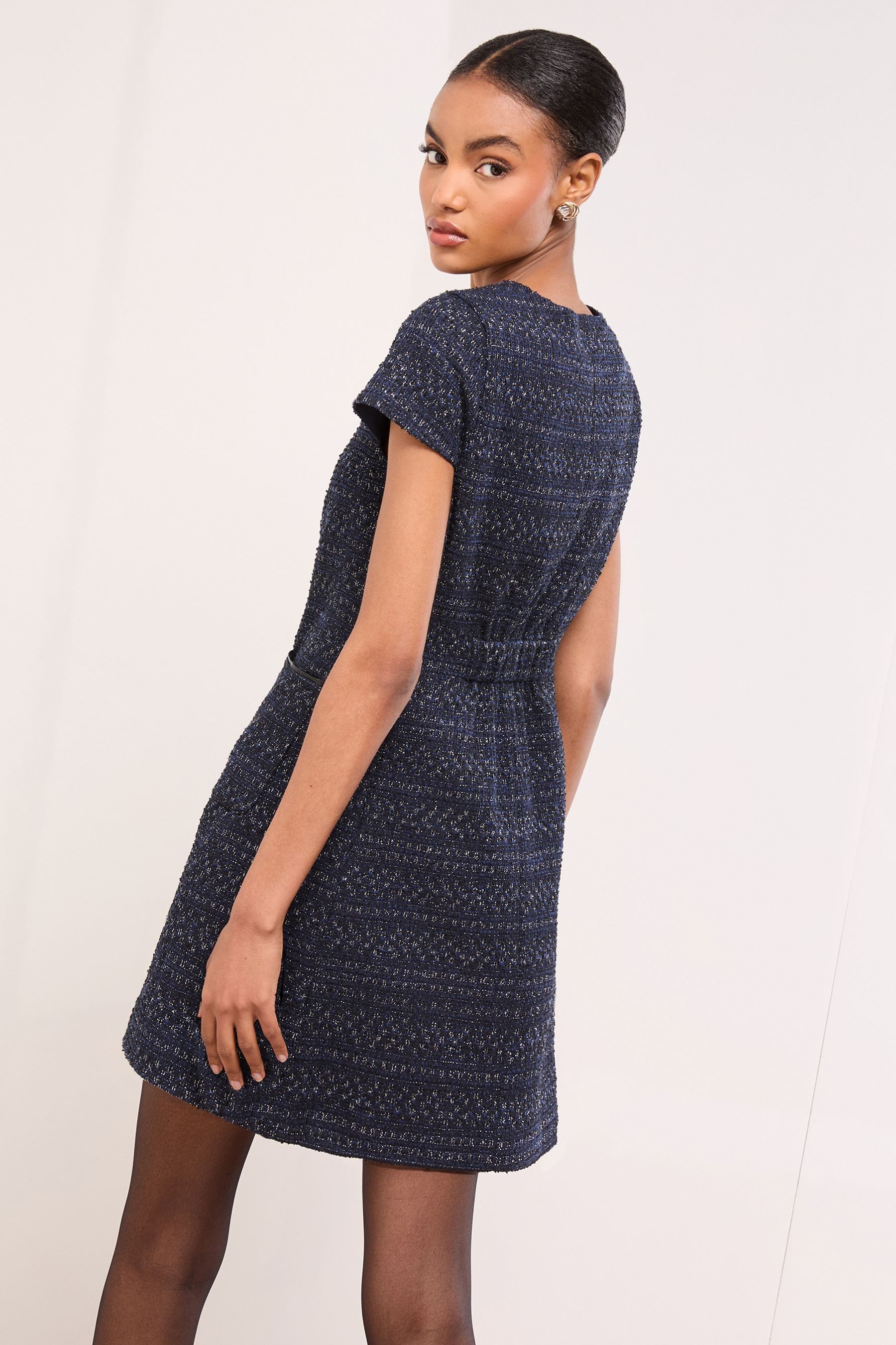 LIPSY Strickkleid Lipsy Kurzärmeliges, geknöpftes Bouclé-Etuikleid (1-tlg)