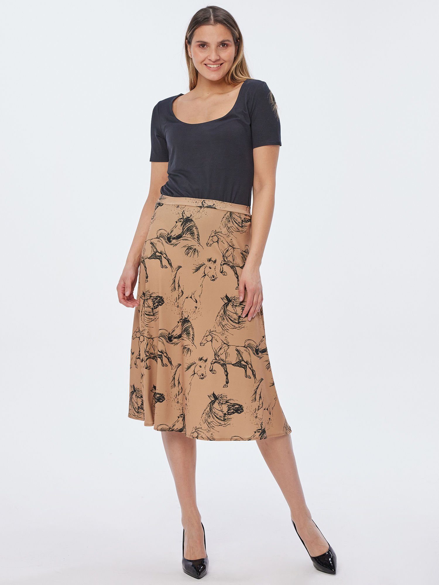 Sarah Kern Plisseerock Bahnenrock figurumspielend mit Pferdedruck