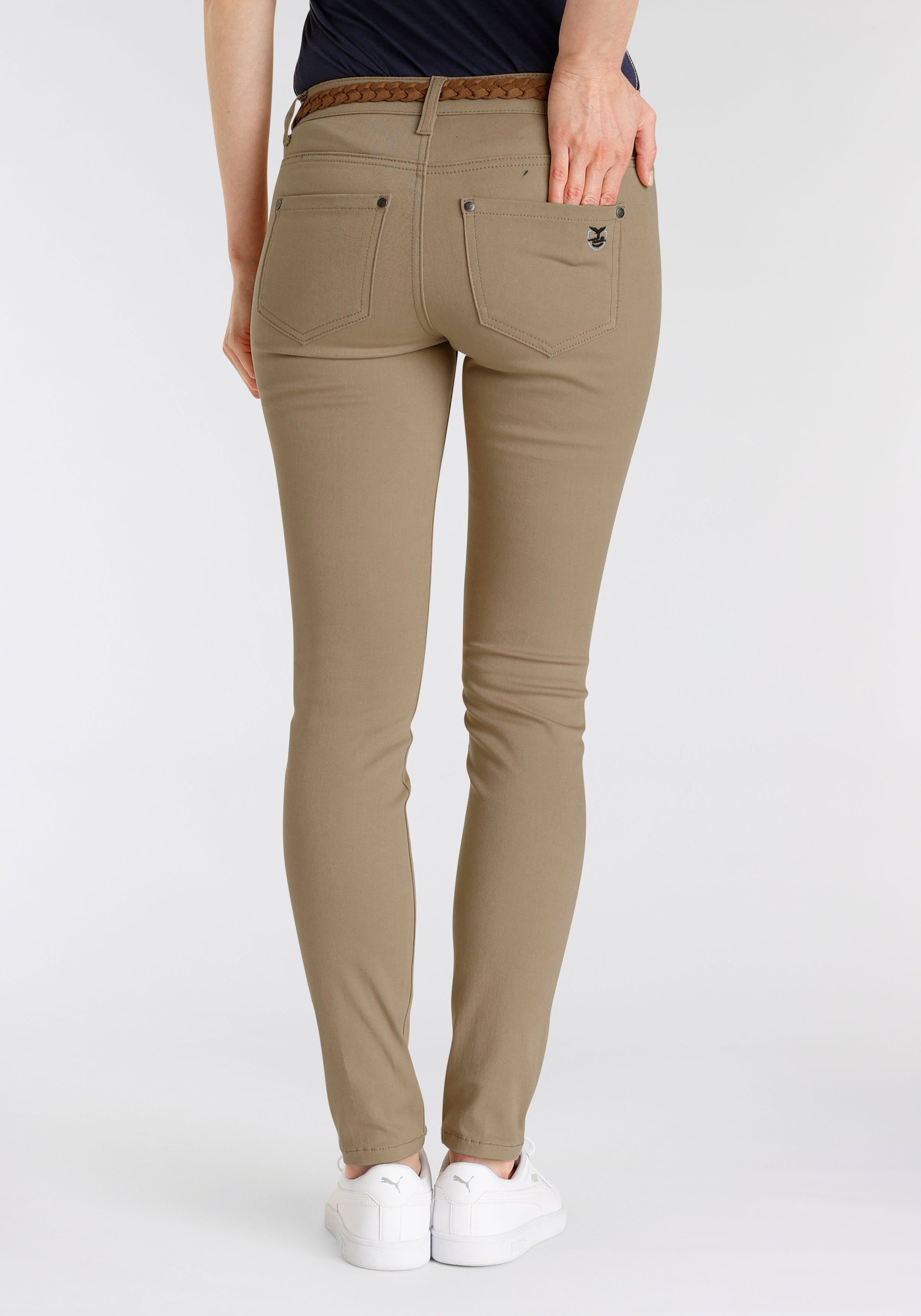 DELMAO Slim-fit-Jeans beige 2-tlg., ---NEUE (Set, Flechtgürtel Gürtel) MARKE! modischem mit mit