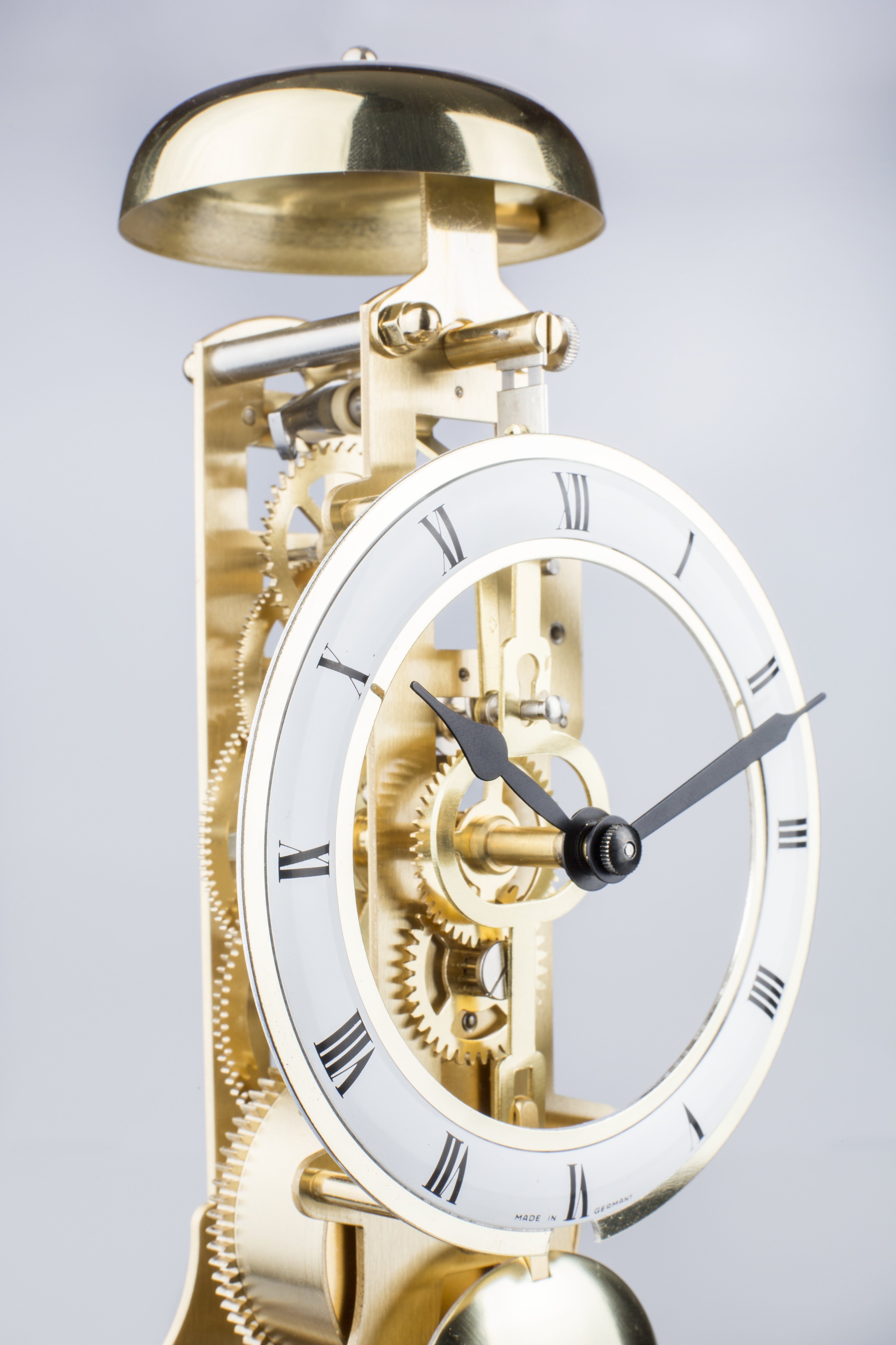 Hermle Pendeltischuhr Skelettwerk mit stündlichem Schlag auf Glocke 23018-030791 Werk unter Glasglocke