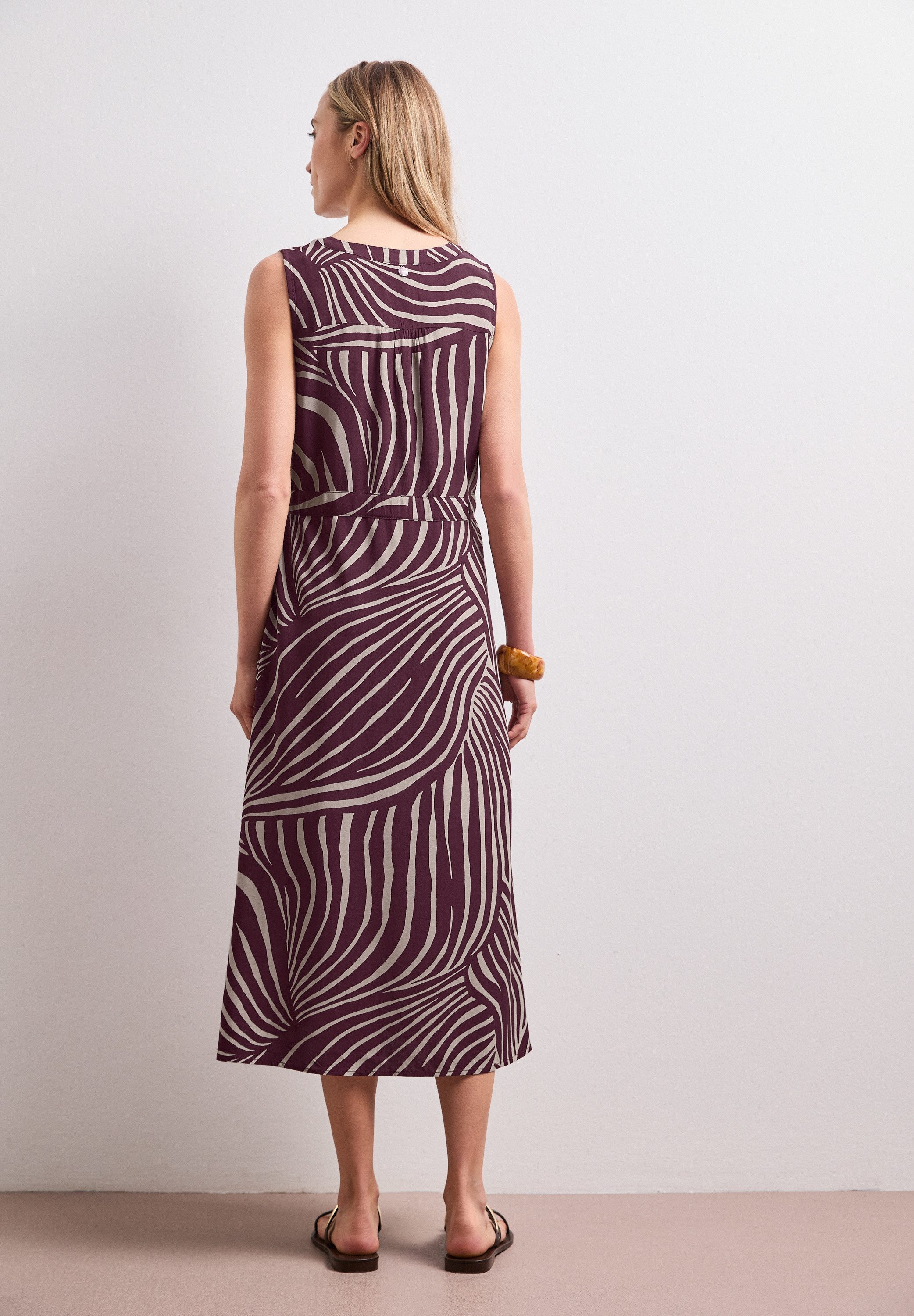 STREET ONE Midikleid Sommerkleid mit grafischem Muster/Split Neck mit Zipperdetail