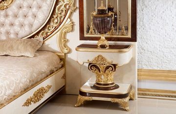 Casa Padrino Bett Schlafzimmer Set Gold / Weiß / Braun / Gold - 1 Doppelbett mit Kopfteil & 2 Nachtkommoden - Schlafzimmer Möbel im Barockstil - Edel & Prunkvoll