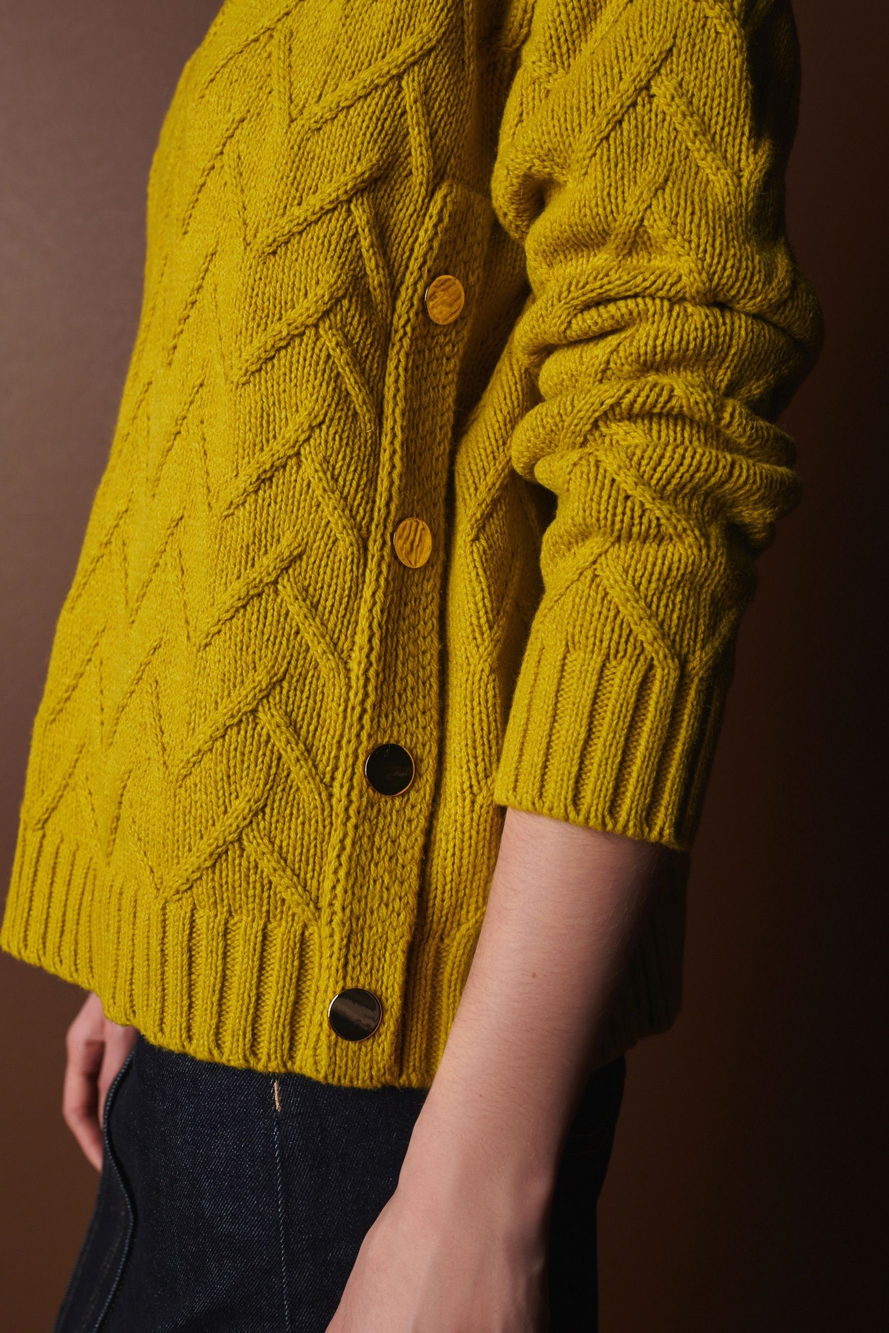 Yellow (1-tlg) Premium-Pullover Ziernähten mit Citrine V-Ausschnitt-Pullover und Next V-Ausschnitt