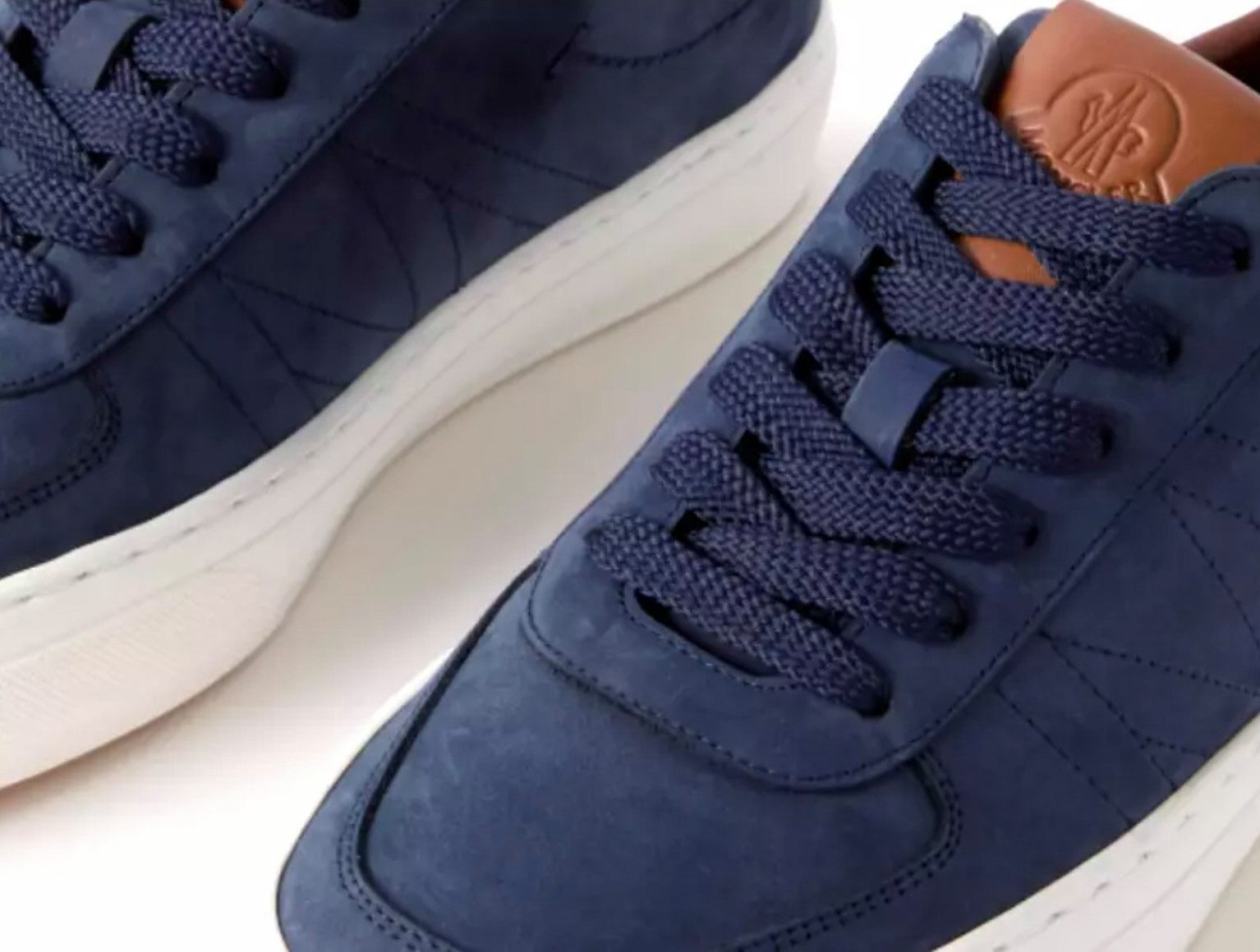 MONCLER Monclub Low Top Nubukleder Schuhe Sneaker Gepolsterter Schaftrand, strukturierte Laufsohle, Logo-Branding