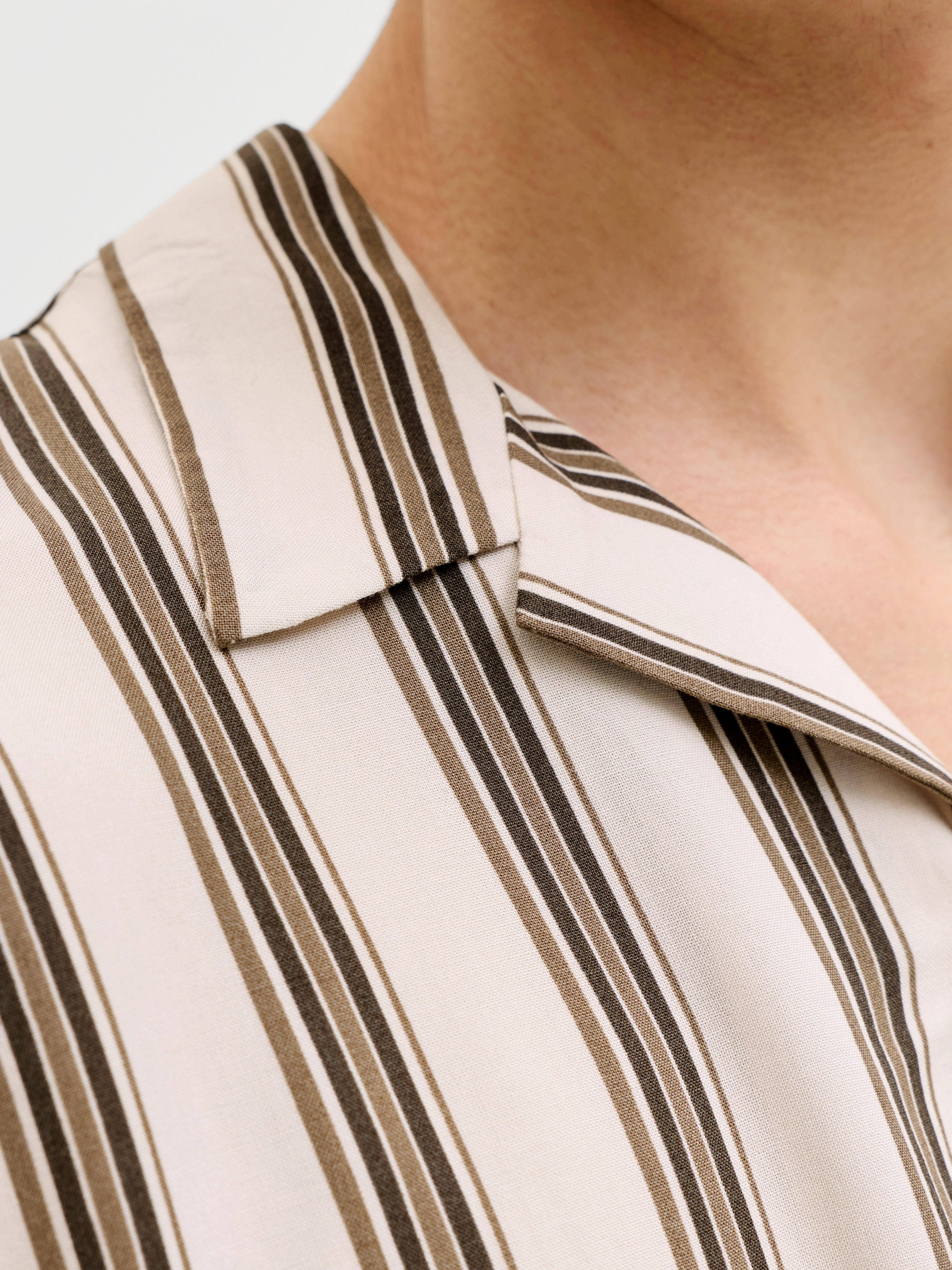 Jack & Jones Kurzarmhemd JJEJEFF RESORT STRIPE SHIRT S/S SN Viskose, loose fit