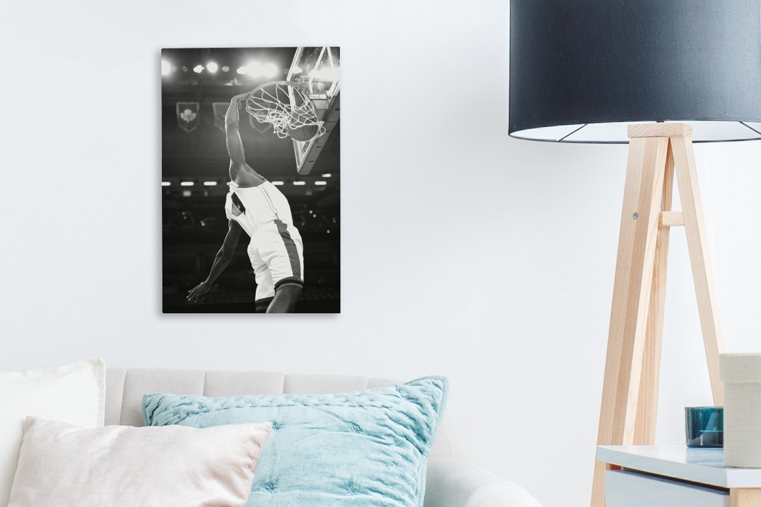 OneMillionCanvasses® Leinwandbild Ein Gemälde, Ball weiß, den wirft Zackenaufhänger, schwarz und fertig Leinwandbild bespannt Korb - in (1 den Basketballspieler inkl. cm 20x30 St)