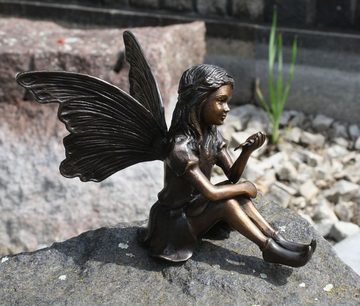Bronzeskulpturen Skulptur Bronzefigur sitzende Elfe mit Schmetterling