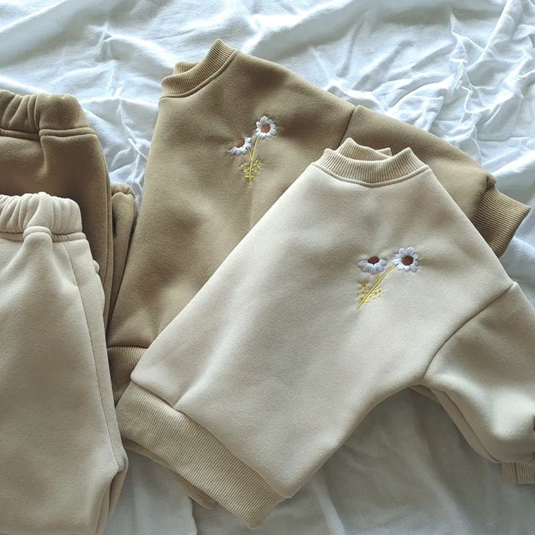 suebidou Langarmshirt & Hose Outfit Set Sweatshirt & Jogger mit Blumenstickerei (1 Sweatshirt und 1 Hose) nachhaltig, kreativ