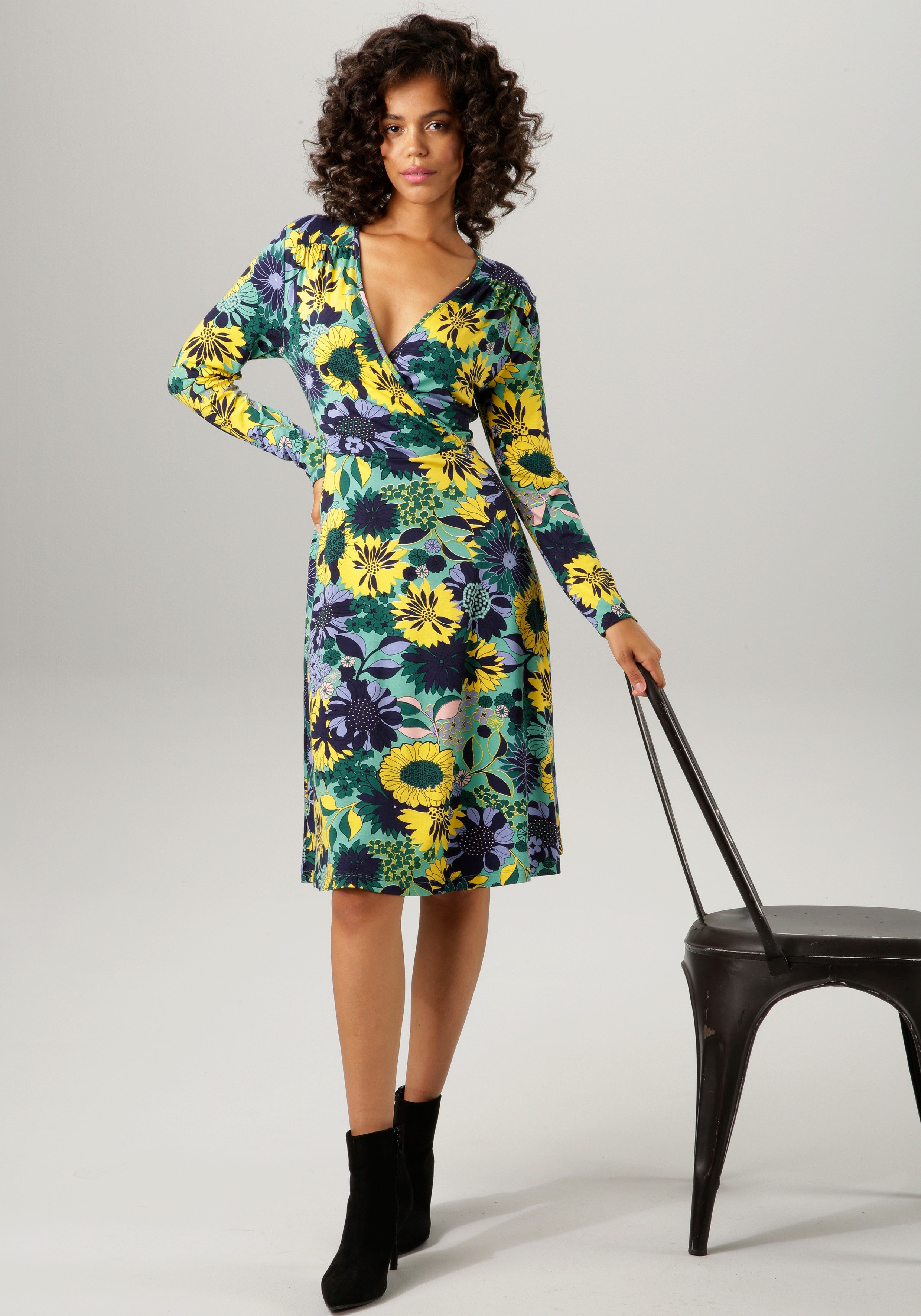 Aniston CASUAL Jerseykleid mit V-Ausschnitt in Wickel-Optik – Bild 4 von 5