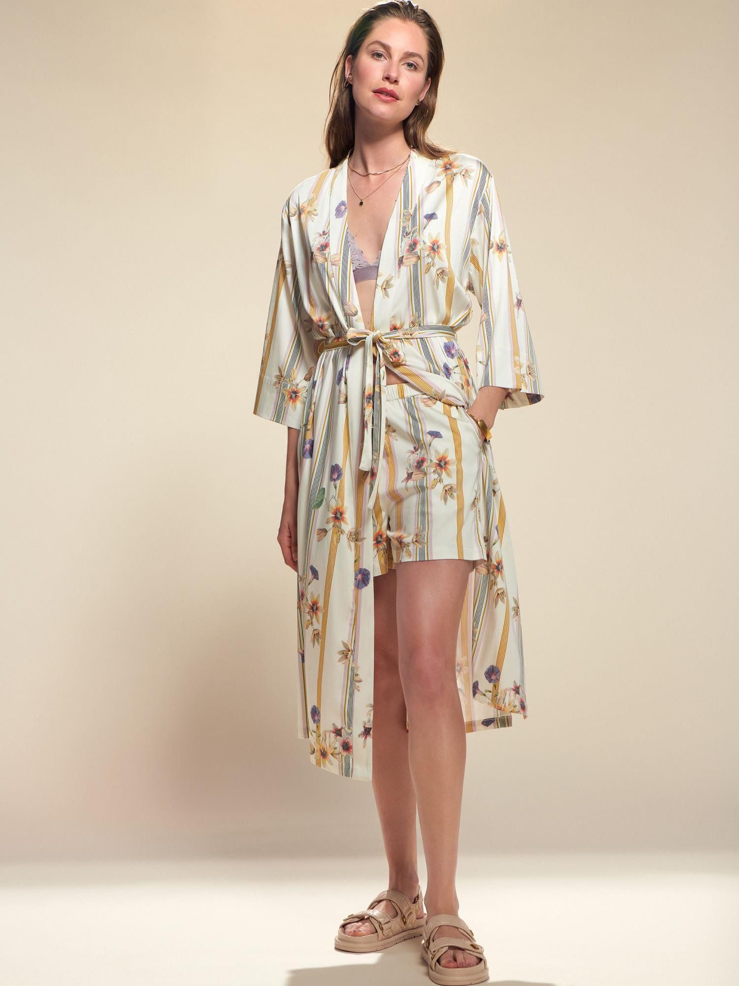 Essenza Kimono Ilona Amare, Langform, Kimono-Kragen, Gürtel, aus Modal-Baumwolle mit sommerlichem floralen Streifenmuster