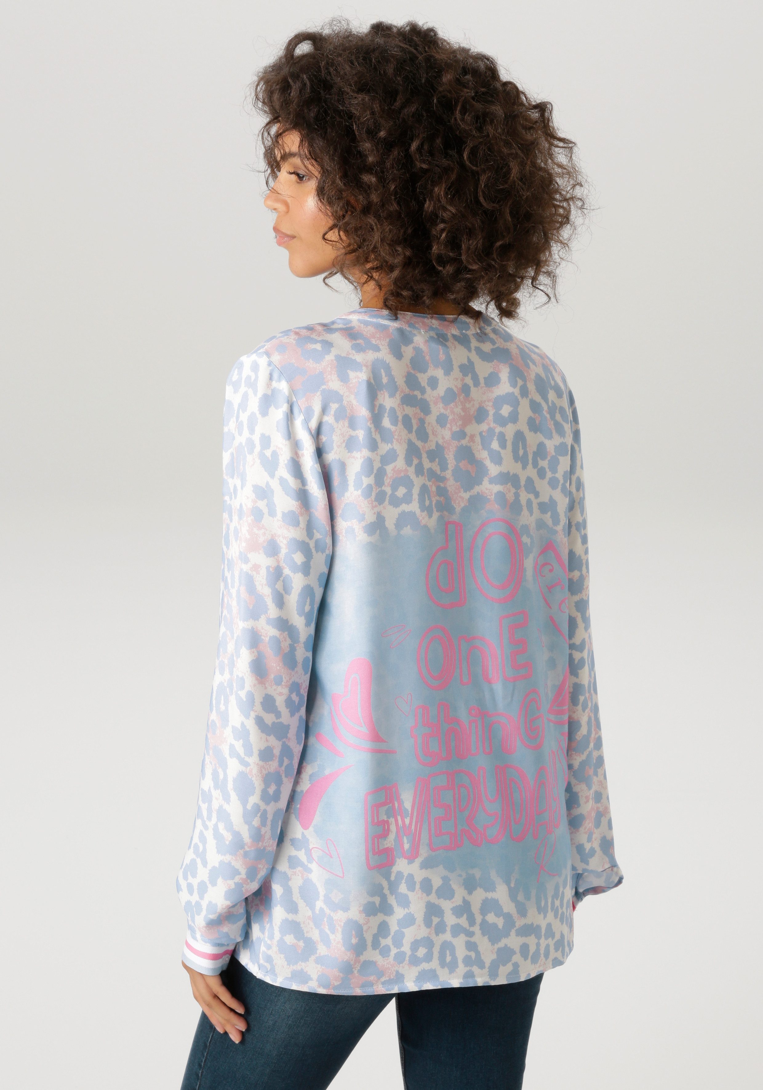 Aniston CASUAL Schlupfbluse mit Statement-Schriftzügen und coolen Leoprint - NEUE KOLLEKTION