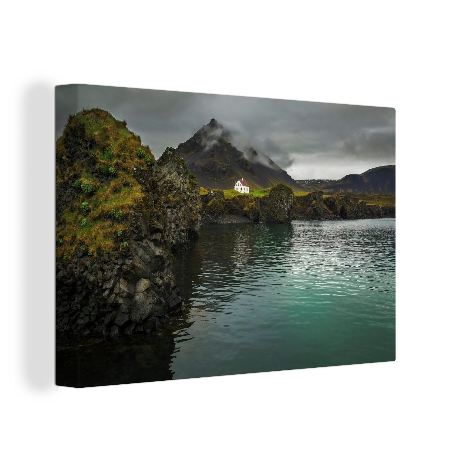 OneMillionCanvasses® Leinwandbild Ein kleines Haus oberhalb von Arnarstapi bei Island, (1 St), Wandbild Leinwandbilder, Aufhängefertig, Wanddeko, 30x20 cm