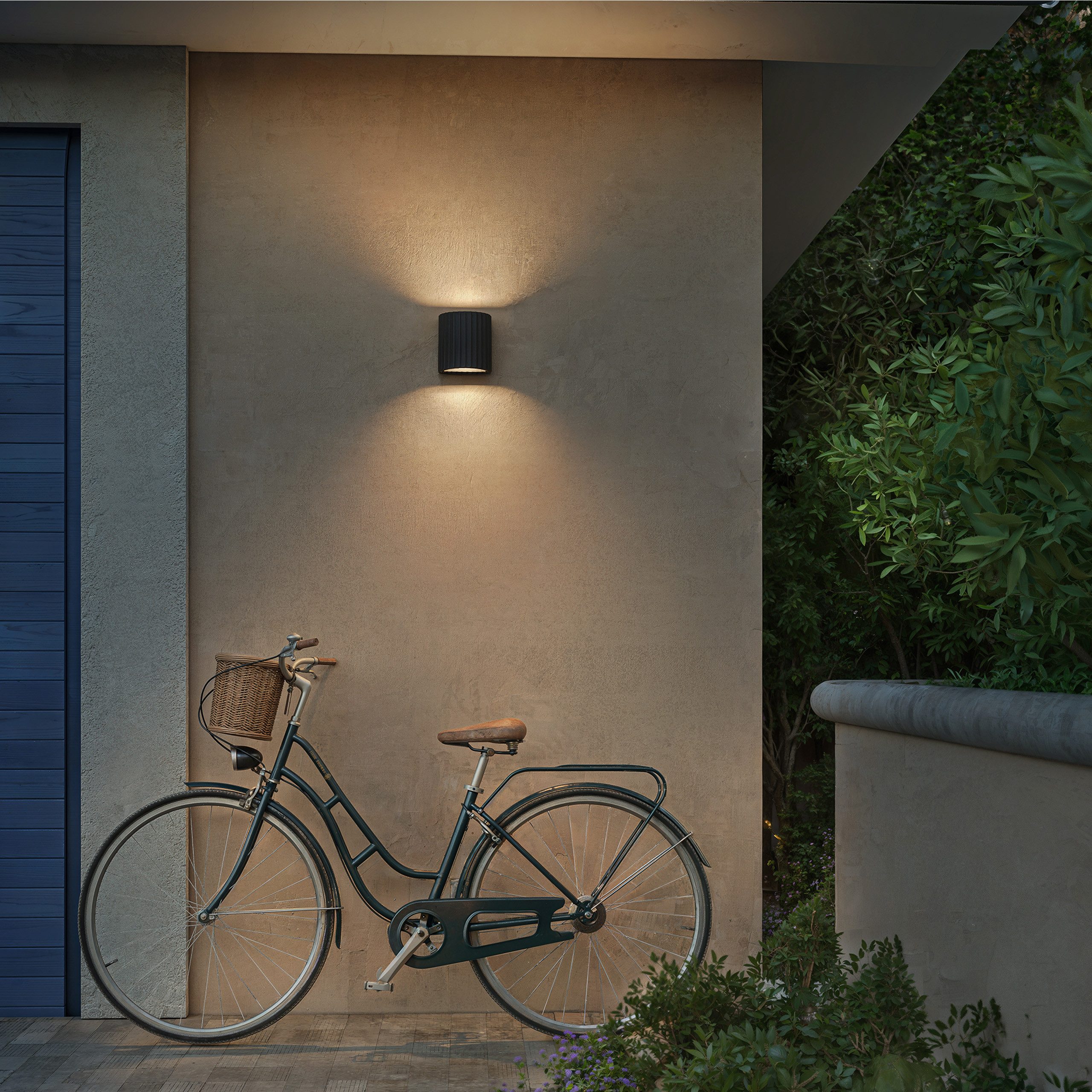 Philips LED Außen-Wandleuchte Outdoor Ultra-Efficient Zyra, LED fest integriert, Warmweiß, 2700 Kelvin, 800 Lumen, IP44, anthrazit