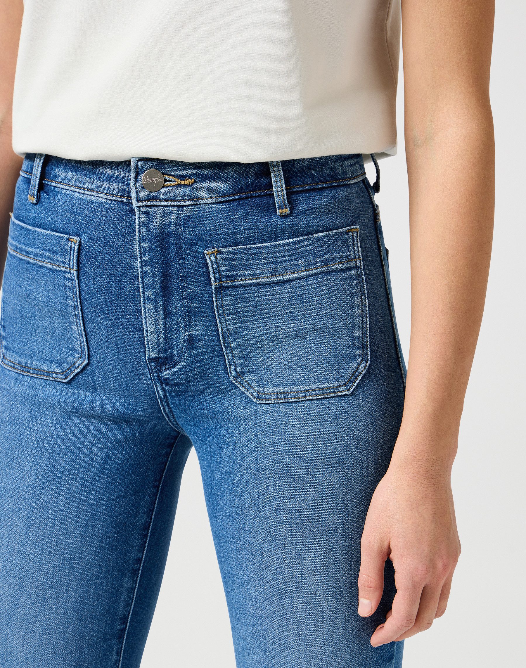 Wrangler Bootcut-Jeans Flare im Retro-Design mit ausgestelltem Bein