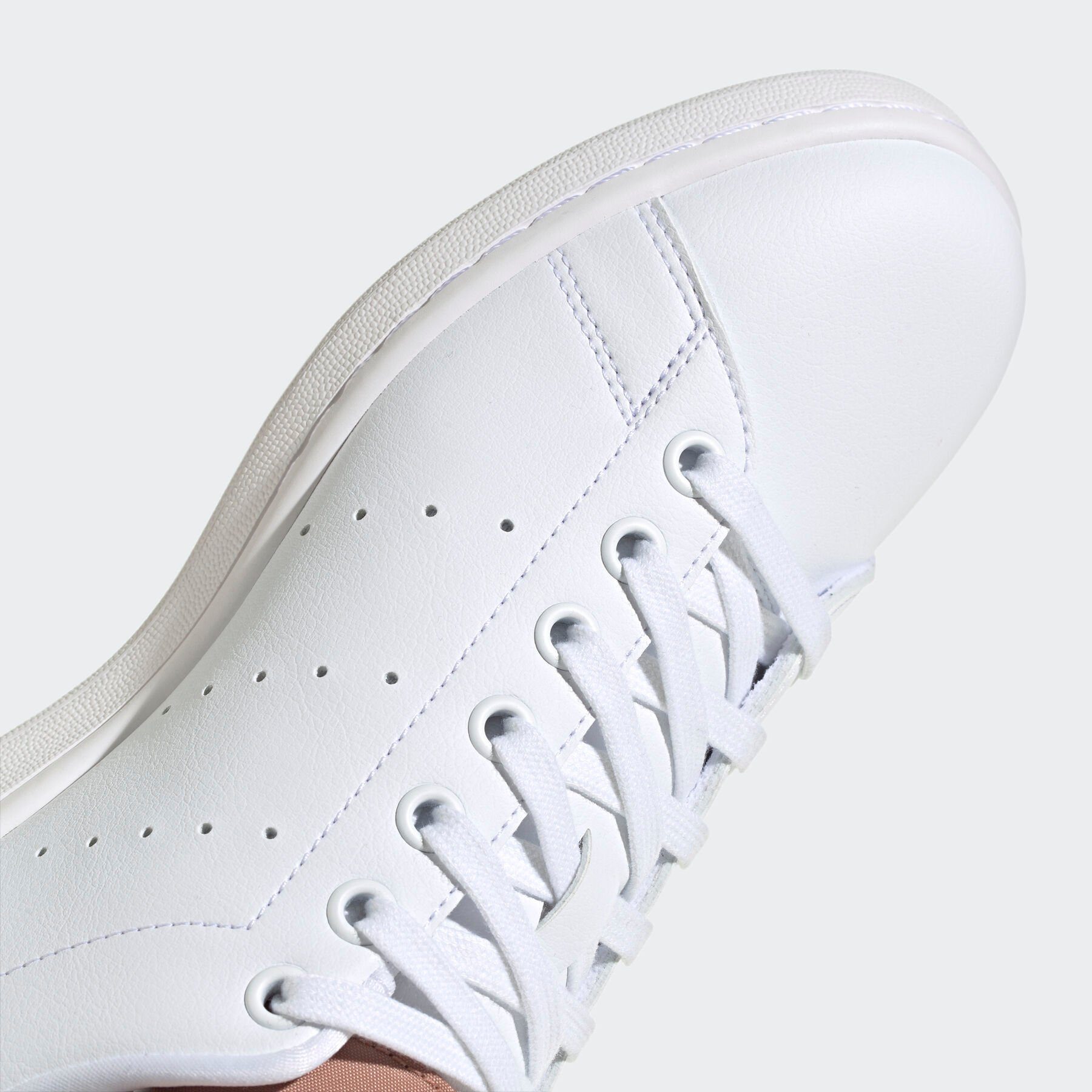 adidas Originals Strata White Cloud Sneaker / SMITH STAN Clay White / Cloud
