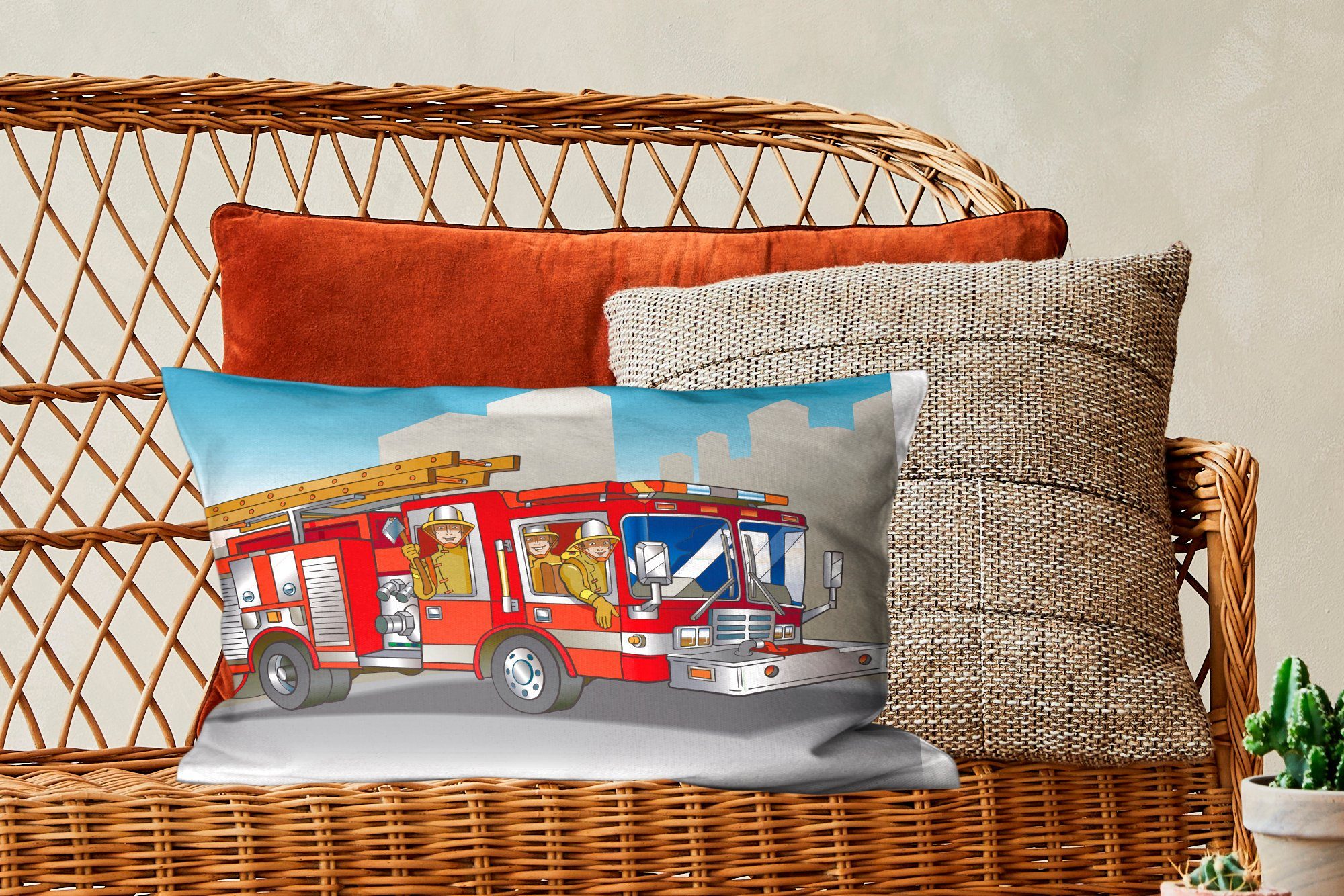 von Dekokissen Zierkissen, Dekokissen in Kinderillustration MuchoWow Wohzimmer mit Dekoration, Füllung, Feuerwehrleuten Schlafzimmer einem Feuerwehrauto,