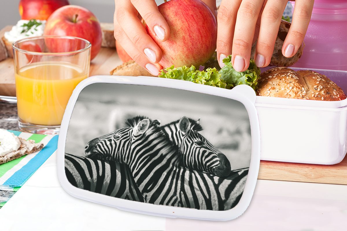 Mädchen für weiß und Jungs Brotbox Kuschelige für MuchoWow Zebras, Brotdose, Erwachsene, Lunchbox Kinder und (2-tlg), Kunststoff,