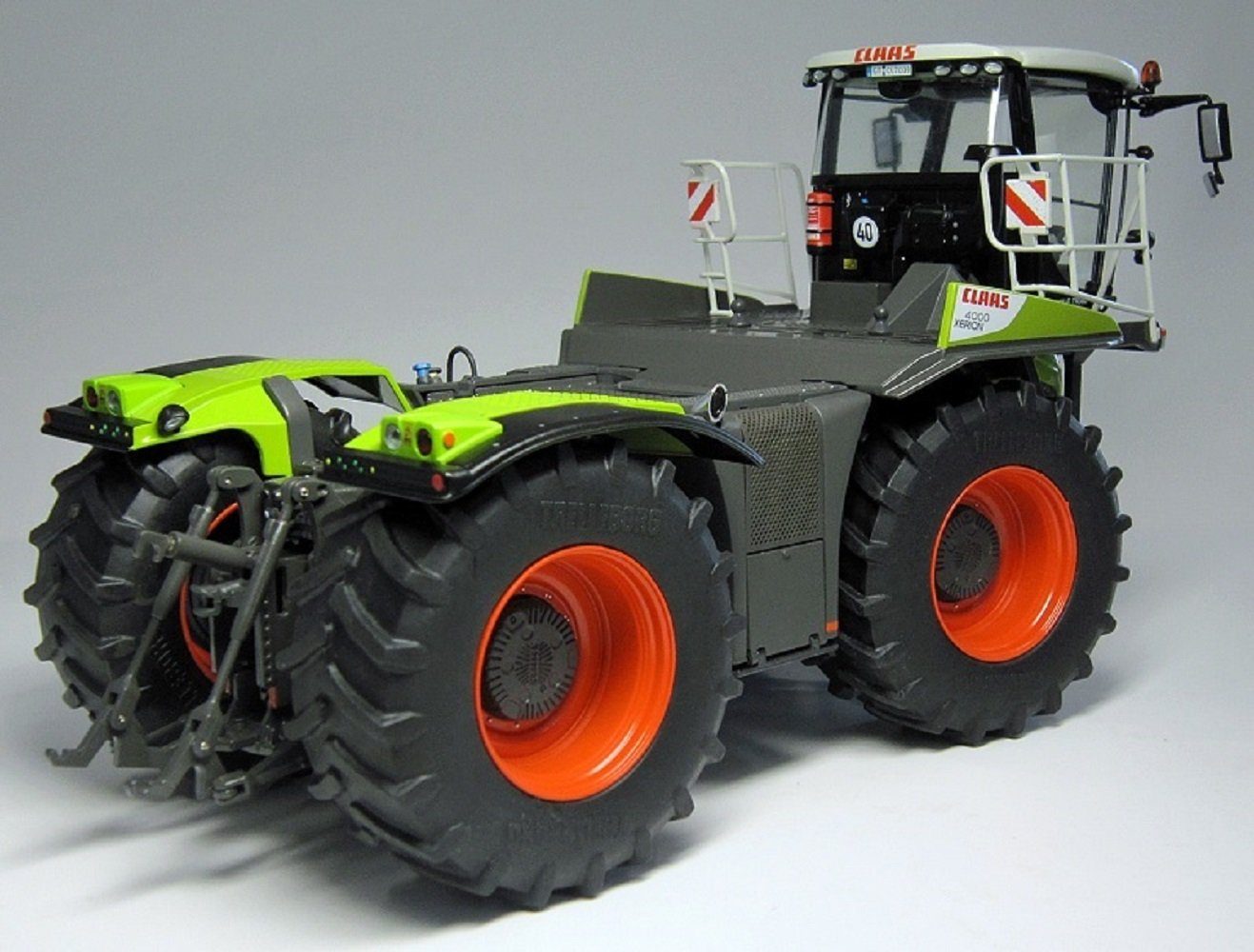 Weise Toys WT1030 CLAAS XERION 4000 SADDLE TRAC Ausführung ab 2013 1:32 