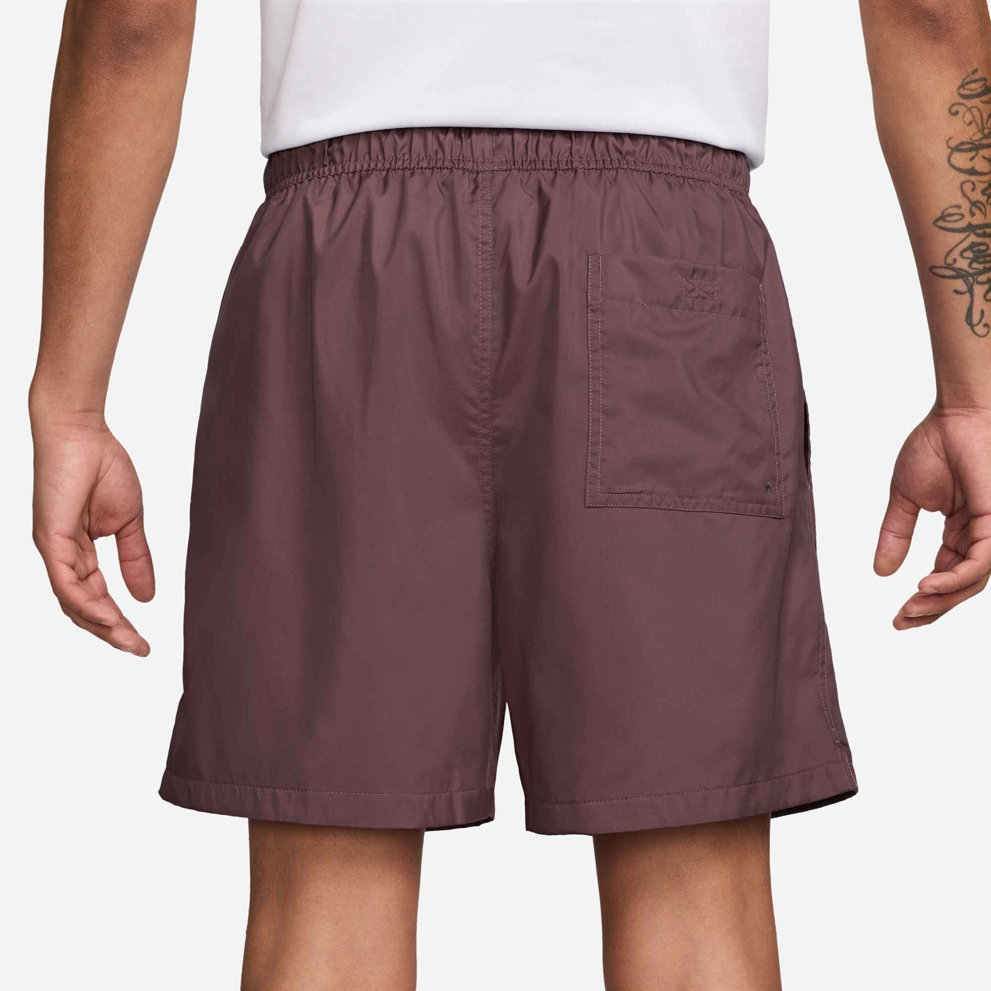 Nike Sportswear Shorts Nike Club Men's Woven Flow Shorts mit Eingrifftaschen und Gesäßtasche, schnell trocknend, pflegeleicht