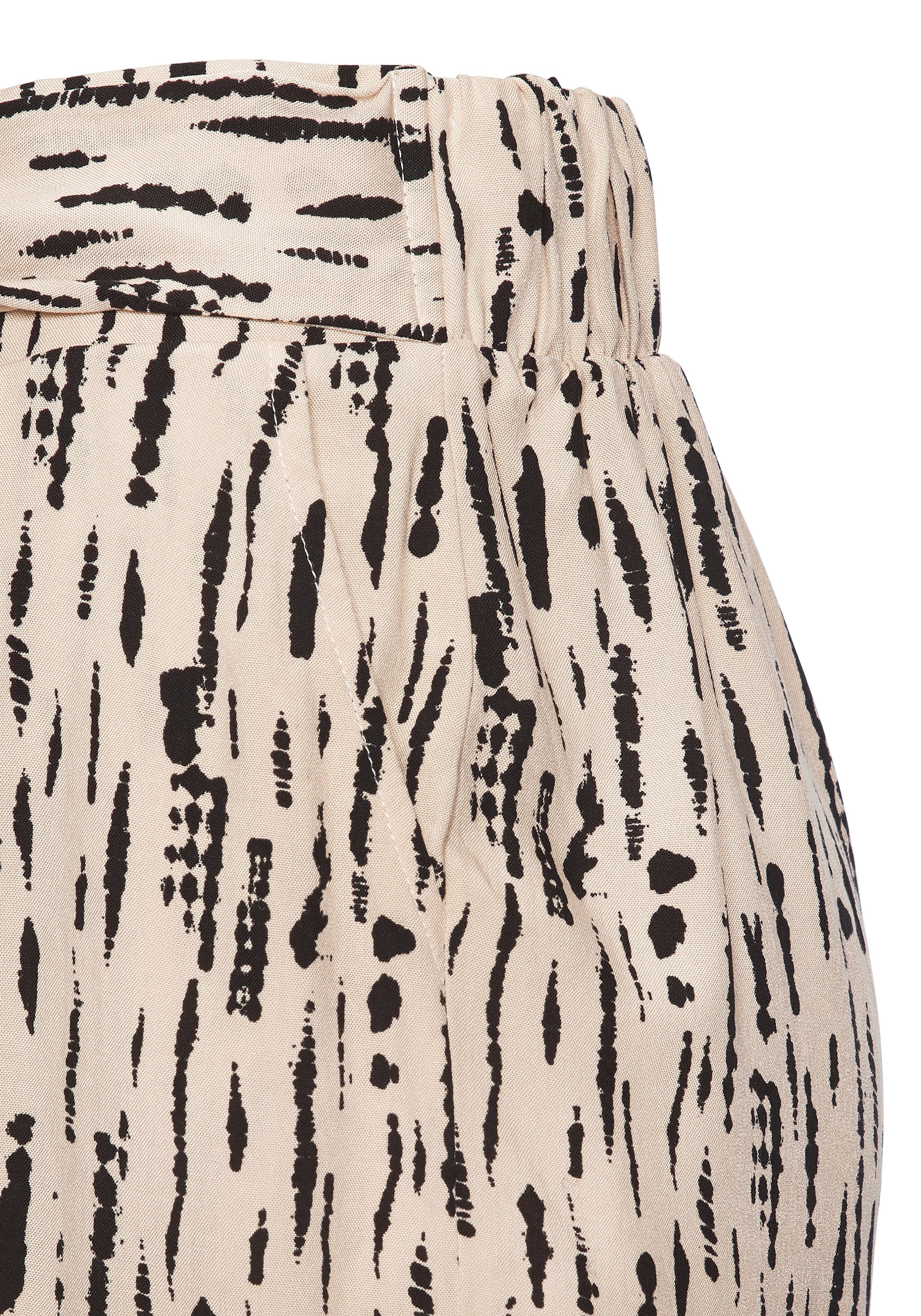 s.Oliver Webshorts aus luftig-leichter Viskoseware mit Alloverdruck, kurze Hose, lockere Passform, Sommerhose – Bild 5 von 5