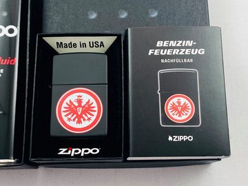 Zippo Feuerzeug Eintracht Frankfurt SGE Geschenkset schwarz mit Logo (inkl. praktischer Geschenkverpackung 1 x Original ZIPPO Benzin 1 x Original ZIPPO 6er Feuersteine), offizielle Eintracht Frankfurt Lizenz