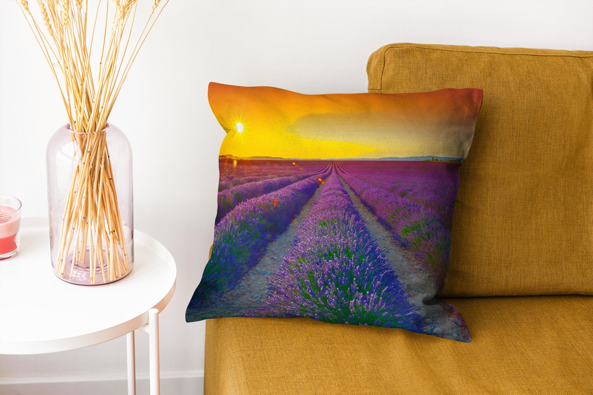 Schlafzimmer, Lavendel, Deko, über mit Füllung MuchoWow Feld Dekokissen Sofakissen Sonnenuntergang Wohzimmer, einem Zierkissen voller Oranger für