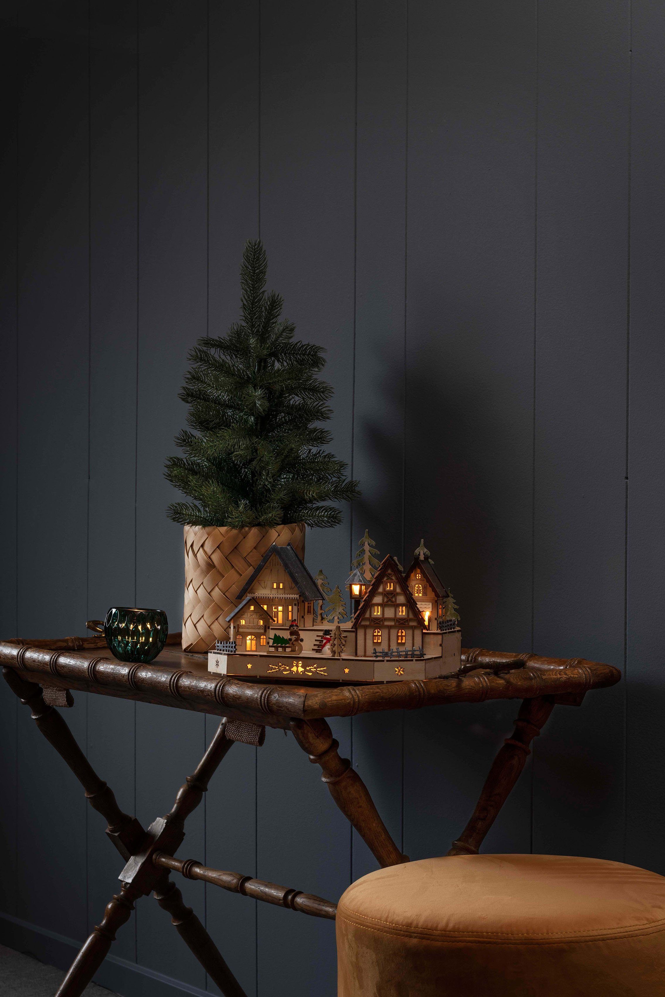 KONSTSMIDE LED Schneemann, Weihnachtsdorf mit Dorf Weihnachtsdeko, und Holzsilhouette, Kind Schlitten