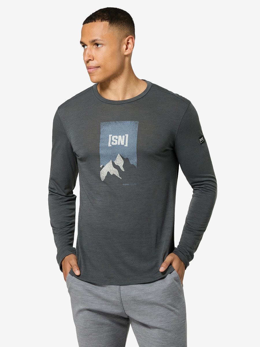 SUPER.NATURAL Langarmshirt für Herren, Merino 2 PITCH front Berg Motiv günstig online kaufen