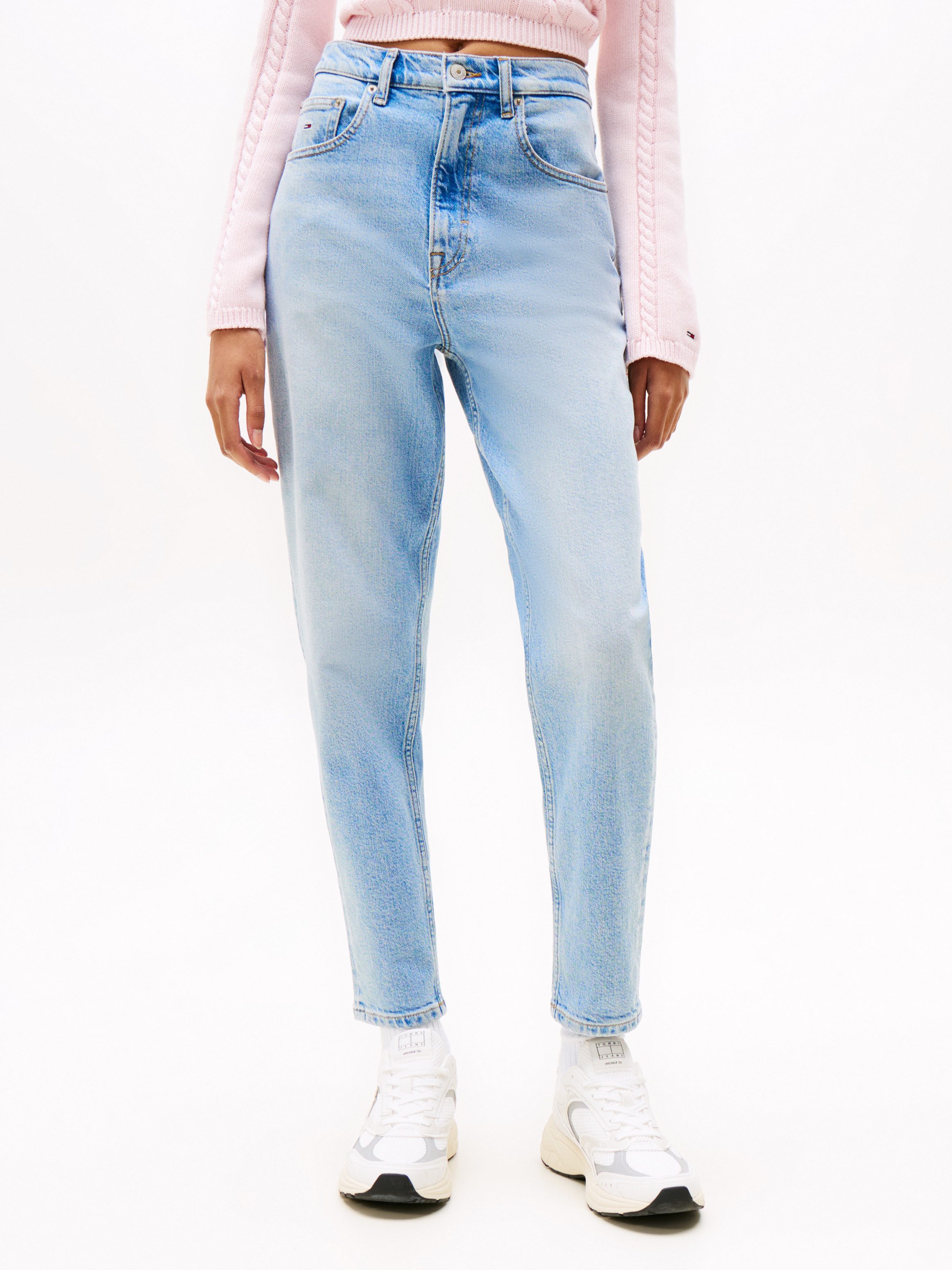 Tommy Jeans Mom-Jeans MOM JEAN UH TPR mit Logo-Stickereien, in knöchelfreier Länge
